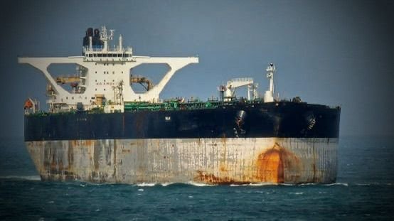 خبرگزاری بانو: در پی گزارش‌ها درباره تلاش ایالات متحده برای توقیف یک نفت‌کش مرتبط با روسیه، لحن تهدیدآمیز برخی چهره‌های سیاسی و رسانه‌ای در مسکو علیه واشینگتن شدت گرفته است. رسانه‌های نزدیک به کرملین نقل کرده‌اند که پس از این رویداد، مقام‌ها و نمایندگان تندرو روس خواستار پاسخ قاطع شده‌اند؛ از جمله طرح تهدید به استفاده از توان موشکی و حتی اظهاراتی درباره هدف‌گرفتن ناوهای جنگی آمریکا. بر اساس این گزارش‌ها، ولادیمیر ژوراولیوف، یکی از چهره‌های شناخته‌شده پارلمانی و رسانه‌ای روسیه، در اظهاراتی جنجالی از «لزوم پاسخ سخت» سخن گفته است. این مواضع اگرچه بازتاب‌دهنده دیدگاه رسمی دولت روسیه اعلام نشده‌اند، اما نشانه‌ای از افزایش فشارهای سیاسی و تبلیغاتی در فضای داخلی روسیه به‌شمار می‌روند. در مقابل، مقام‌های رسمی آمریکا تاکنون واکنشی علنی به این اظهارات نشان نداده‌اند. پیش‌تر رسانه‌های آمریکایی گزارش داده بودند که واشینگتن در چارچوب تحریم‌ها، تحرکات چند نفت‌کش را زیر نظر داشته و گزینه‌های مختلف، از جمله توقیف احتمالی، بررسی شده است. کارشناسان هشدار می‌دهند که تداوم چنین ادبیات تهدیدآمیزی می‌تواند به سوءبرداشت‌های خطرناک و تشدید ناخواسته تنش‌های نظامی میان دو قدرت هسته‌ای منجر شود؛ به‌ویژه در شرایطی که تنش‌ها بر سر انرژی، اوکراین و تحریم‌ها همچنان بالا است.