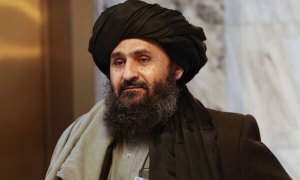 خبرگزاری بانو: ملا عبدالغنی برادر، معاون اقتصادی ریاست‌الوزرای طالبان، مدعی شده است که تمامی گروه‌های تهدیدکننده و جریان‌های مخالف سیاسی در برابر طالبان از میان رفته‌اند و دیگر خطری متوجه حاکمیت این گروه نیست. عبدالغنی برادر روز یک‌شنبه، ۱۴ جدی، در مراسم فراغت شاگردان یک مدرسه دینی در قندهار گفت که طالبان در چهار سال گذشته توانسته‌اند «مشارکت سیاسی» را تقویت کنند و به گفته او، این گروه به مشارکت سیاسی باور دارد. وی با طرح این ادعا افزود که افغانستان اکنون از نظر اقتصادی و سیاسی به یک «فرصت بزرگ» تبدیل شده و هشدار داد که نباید این فرصت به تهدید بدل شود. معاون اقتصادی طالبان اظهار داشت: «در مقایسه با گذشته، رژیم سیاسی کنونی باثبات‌تر و متعادل‌تر نگه داشته شده و جریان‌های موازی سیاسی، جهت‌های مخالف و اقدامات تهدیدکننده در برابر تصمیم‌های ملی در چارچوب این رژیم از میان برداشته شده‌اند.» عبدالغنی برادر در ادامه از کشورهای جهان و منطقه خواست تا با طالبان وارد مشارکت فعال منطقه‌ای شوند و فرصت‌های اقتصادی و سیاسی افغانستان را نادیده نگیرند. این اظهارات در حالی مطرح می‌شود که هم‌زمان، شماری از جریان‌های سیاسی و نظامی مخالف طالبان در بیرون از افغانستان فعال‌اند و نهادهای حقوق بشری نیز بارها از نبود مشارکت واقعی سیاسی، سرکوب مخالفان و محدودیت گسترده آزادی‌های مدنی در کشور انتقاد کرده‌اند.