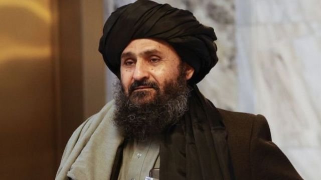 خبرگزاری بانو: ملا عبدالغنی برادر، معاون اقتصادی ریاست‌الوزرای طالبان، مدعی شده است که تمامی گروه‌های تهدیدکننده و جریان‌های مخالف سیاسی در برابر طالبان از میان رفته‌اند و دیگر خطری متوجه حاکمیت این گروه نیست. عبدالغنی برادر روز یک‌شنبه، ۱۴ جدی، در مراسم فراغت شاگردان یک مدرسه دینی در قندهار گفت که طالبان در چهار سال گذشته توانسته‌اند «مشارکت سیاسی» را تقویت کنند و به گفته او، این گروه به مشارکت سیاسی باور دارد. وی با طرح این ادعا افزود که افغانستان اکنون از نظر اقتصادی و سیاسی به یک «فرصت بزرگ» تبدیل شده و هشدار داد که نباید این فرصت به تهدید بدل شود. معاون اقتصادی طالبان اظهار داشت: «در مقایسه با گذشته، رژیم سیاسی کنونی باثبات‌تر و متعادل‌تر نگه داشته شده و جریان‌های موازی سیاسی، جهت‌های مخالف و اقدامات تهدیدکننده در برابر تصمیم‌های ملی در چارچوب این رژیم از میان برداشته شده‌اند.» عبدالغنی برادر در ادامه از کشورهای جهان و منطقه خواست تا با طالبان وارد مشارکت فعال منطقه‌ای شوند و فرصت‌های اقتصادی و سیاسی افغانستان را نادیده نگیرند. این اظهارات در حالی مطرح می‌شود که هم‌زمان، شماری از جریان‌های سیاسی و نظامی مخالف طالبان در بیرون از افغانستان فعال‌اند و نهادهای حقوق بشری نیز بارها از نبود مشارکت واقعی سیاسی، سرکوب مخالفان و محدودیت گسترده آزادی‌های مدنی در کشور انتقاد کرده‌اند.