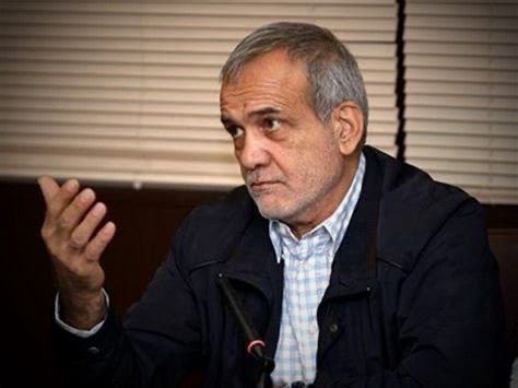 خبرگزاری بانو: مسعود پزشکیان، رئیس‌جمهور ایران، در سخنانی درباره اعتراضات اخیر شهروندان این کشور، آنان تروریست خواند که به گفته‌ی او، از بیرون داخل ایران شده‌اند. پزشکیان گفت: «آن‌ها تروریست‌ها را از خارج وارد کشور کردند. مساجد را به آتش کشیدند. مردم را زنده‌زنده سوزاندند، برخی را سر بریدند. این افراد به این کشور تعلق ندارند.» رئیس‌جمهور ایران اعتراض را حق مردم این کشور خوانده و گفته که اگر کسی به این کشور تعلق دارد، بگذارد اعتراض کند؛ ما اعتراضش را می‌شنویم، به آن گوش می‌دهیم و حلش می‌کنیم. به گفته‌ای رئیس‌جمهور ایران، معترضان تروریست‌های هستند، که مردم بی‌گناه را می‌کشند و آتش‌افروزی می‌کنند و این چیزی نیست که قابل پذیرش باشد. از مردم ایران خواست که فریب آشوبگران و تروریست‌ها را نخورند و اجازه ندهند آشوب و اغتشاش شکل بگیرد. پزشکیان، امریکا و اسرائیل را متهم کرد که به معترضان آموزش می‌دهند و آن‌ها را تشویق می‌کنند تا آشوب به راه‌اندازند. به گفته او، امریکا و اسرائیل به معترضان می‌گویند: «بروید جلو، ما هم هستیم.» رئیس‌جمهور ایران افزود، همان‌هایی که به این کشور ضربه زدند و جوانان و کودکان ما را کشتند، امروز به این افراد دستور می‌دهند که این کارها را انجام دهند؛ می‌گویند: «ما این‌جا هستیم، شما بروید تخریب کنید، ما پشت سرتان می‌آییم.» مسعود پزشکیان بار دیگر تاکید کرد که دولت ایران به اعتراض شهروندان‌اش گوش می‌دهد و برای حل مشکلات آماده است. او گفت: «بگذارید اعتراض کنند. ما باید اعتراض شما را بشنویم. باید نگرانی شما را حل کنیم. بیایید کنار هم بنشینیم، دست در دست هم بدهیم و آن را حل کنیم.»