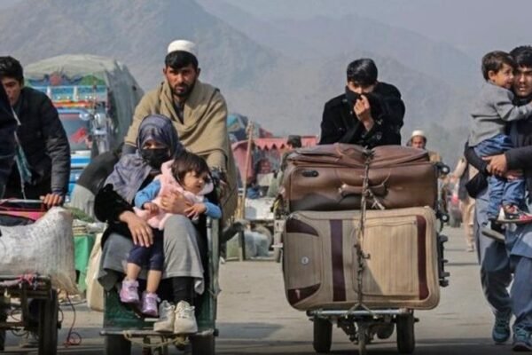 خبرگزاری بانو: کمیساریای عالی سازمان ملل متحد در امور پناهندگان (UNHCR) اعلام کرده است که دولت اتریش یک میلیون دالر کمک مالی برای حمایت از مهاجران افغانستانی بازگشت‌کننده اختصاص داده است. این نهاد روز پنج‌شنبه با نشر پیامی در شبکه اجتماعی ایکس از این کمک استقبال کرده و آن را گامی مهم در راستای تقویت حمایت‌های بشردوستانه از شهروندان افغانستان عنوان کرده است. بر اساس اعلامیه کمیساریای عالی پناهندگان، این کمک مالی در سال روان میلادی برای گسترش خدمات حفاظتی، حمایتی و بازادغام اجتماعی مهاجران بازگشت‌کننده به افغانستان هزینه خواهد شد. هدف از این حمایت‌ها، کمک به خانواده‌ها است تا بتوانند در شرایط امن‌تر و با ثبات نسبی به مناطق اصلی زندگی خود بازگردند. UNHCR تأکید کرده است که با توجه به افزایش بازگشت اجباری و داوطلبانه مهاجران افغانستان از کشورهای همسایه، نیاز به حمایت‌های فوری در بخش‌های سرپناه، خدمات اولیه، محافظت از افراد آسیب‌پذیر و دسترسی به معیشت پایدار بیش از پیش احساس می‌شود. اتریش از جمله کشورهایی است که در سال‌های گذشته نیز در چارچوب همکاری‌های بین‌المللی، از برنامه‌های بشردوستانه سازمان ملل برای افغانستان حمایت مالی کرده است.