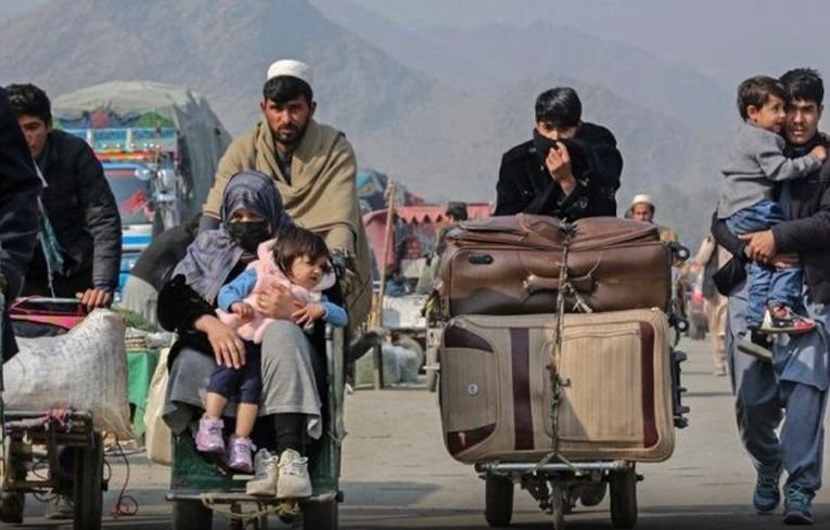 خبرگزاری بانو: کمیساریای عالی سازمان ملل متحد در امور پناهندگان (UNHCR) اعلام کرده است که دولت اتریش یک میلیون دالر کمک مالی برای حمایت از مهاجران افغانستانی بازگشت‌کننده اختصاص داده است. این نهاد روز پنج‌شنبه با نشر پیامی در شبکه اجتماعی ایکس از این کمک استقبال کرده و آن را گامی مهم در راستای تقویت حمایت‌های بشردوستانه از شهروندان افغانستان عنوان کرده است. بر اساس اعلامیه کمیساریای عالی پناهندگان، این کمک مالی در سال روان میلادی برای گسترش خدمات حفاظتی، حمایتی و بازادغام اجتماعی مهاجران بازگشت‌کننده به افغانستان هزینه خواهد شد. هدف از این حمایت‌ها، کمک به خانواده‌ها است تا بتوانند در شرایط امن‌تر و با ثبات نسبی به مناطق اصلی زندگی خود بازگردند. UNHCR تأکید کرده است که با توجه به افزایش بازگشت اجباری و داوطلبانه مهاجران افغانستان از کشورهای همسایه، نیاز به حمایت‌های فوری در بخش‌های سرپناه، خدمات اولیه، محافظت از افراد آسیب‌پذیر و دسترسی به معیشت پایدار بیش از پیش احساس می‌شود. اتریش از جمله کشورهایی است که در سال‌های گذشته نیز در چارچوب همکاری‌های بین‌المللی، از برنامه‌های بشردوستانه سازمان ملل برای افغانستان حمایت مالی کرده است.