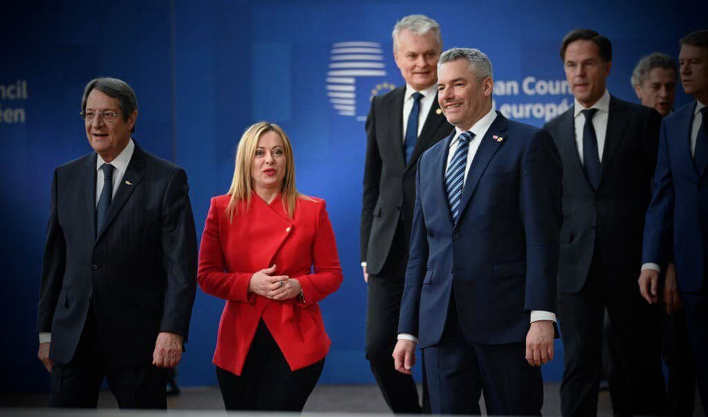 خبرگزاری بانو: جورجیا ملونی، نخست‌وزیر ایتالیا، تأکید کرده است که اروپا باید هرچه زودتر گفت‌وگوهای مستقیم با روسیه را درباره جنگ اوکراین آغاز کند و از تمرکز یک‌جانبه بر تحریم‌ها و حمایت نظامی فاصله بگیرد. ملونی گفته است که سیاست‌های کنونی اتحادیه اروپا، هرچند در مهار روسیه نقش داشته، اما برای پایان دادن به جنگ کافی نیست و باز کردن مسیر دیپلماسی به یک ضرورت فوری تبدیل شده است. به باور او، اروپا باید هم‌زمان با حفظ موضع حمایتی از اوکراین، ابتکار سیاسی فعال‌تری را دنبال کند. نخست‌وزیر ایتالیا همچنین پیشنهاد داده است که اتحادیه اروپا یک نماینده ویژه تعیین کند تا هماهنگی مذاکرات احتمالی با مسکو را برعهده بگیرد و از پراکندگی مواضع کشورهای عضو جلوگیری شود. این اظهارات در شرایطی مطرح می‌شود که جنگ اوکراین وارد چهارمین سال خود شده و پیامدهای اقتصادی آن، از افزایش بهای انرژی تا فشار بر بودجه‌های ملی، بر کشورهای اروپایی سنگینی می‌کند؛ موضوعی که به گفته ناظران، بحث بازنگری در راهبرد اروپا را بیش از پیش برجسته ساخته است.