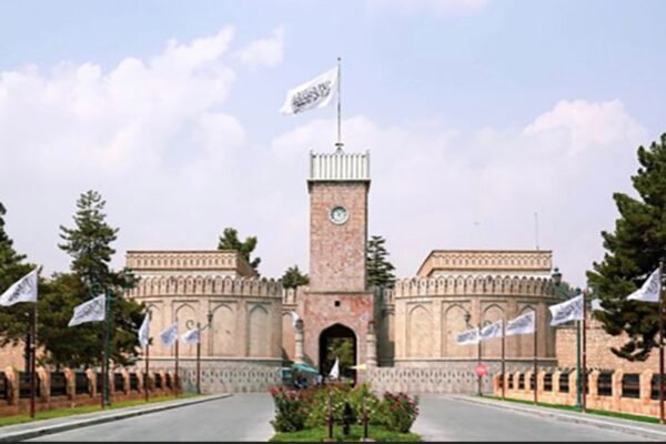 خبرگزاری بانو: بر اساس حکم شیخ هبة‌الله آخوندزاده، رهبر طالبان، تعیینات تازه‌ای در ساختار اداری و امنیتی این گروه در شماری از ولایت‌های کشور صورت گرفته است. طبق این حکم، قاری گل‌حیدر شفق، والی پیشین جوزجان، به‌عنوان والی جدید بامیان تعیین شده و ملا عبدالله سرحدی، والی پیشین بامیان، مأموریت ولایت جوزجان را برعهده گرفته است. همچنان ملا احمدشاه دین‌دوست، قومندان پیشین قول‌اردوی ۲۰۵ البدر، به‌عنوان والی سرپل گماشته شده و حافظ انذرگل عبدالله، رئیس ارکان پیشین قول‌اردوی ۲۰۱ خالد بن ولید، به‌حیث معاون والی لغمان تعیین گردیده است. بر بنیاد این تغییرات، مولوی غلام‌الرحمن حیدری، رئیس پیشین مبارزه با فساد اداری در اداره امور طالبان، به‌عنوان معاون والی ننگرهار معرفی شده است. در بخش امنیتی نیز، مخدوم عبدالخبیر، قومندان پیشین قرارگاه تولی لوای سرپل، به‌حیث قومندان امنیه ولایت سمنگان منصوب شده و حاجی محمداسماعیل فایز، رئیس پیشین استخبارات کندز، مسؤولیت قومندانی امنیه لغمان را برعهده گرفته است. همچنین ملا عبدالله، ولسوال پیشین میوند ولایت قندهار، به‌عنوان کمیسار سپین‌بولدک تعیین شده و حافظ سیدمحمد وارث به‌حیث ولسوال میوندِ علیای قندهار معرفی گردیده است. در ادامه این حکم، ملا احمدالله سالم، آمر پیشین حوزه امنیتی هشتم قندهار، به‌عنوان قومندان کندک حمایوی زون قندهار منصوب شده است. این تغییرات در حالی انجام می‌شود که طالبان طی ماه‌های اخیر اقدام به جابه‌جایی و تنظیم مجدد شماری از مقام‌های محلی و امنیتی خود در ولایت‌های مختلف کرده‌اند.