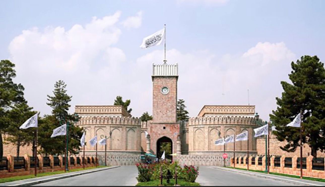 خبرگزاری بانو: بر اساس حکم شیخ هبة‌الله آخوندزاده، رهبر طالبان، تعیینات تازه‌ای در ساختار اداری و امنیتی این گروه در شماری از ولایت‌های کشور صورت گرفته است. طبق این حکم، قاری گل‌حیدر شفق، والی پیشین جوزجان، به‌عنوان والی جدید بامیان تعیین شده و ملا عبدالله سرحدی، والی پیشین بامیان، مأموریت ولایت جوزجان را برعهده گرفته است. همچنان ملا احمدشاه دین‌دوست، قومندان پیشین قول‌اردوی ۲۰۵ البدر، به‌عنوان والی سرپل گماشته شده و حافظ انذرگل عبدالله، رئیس ارکان پیشین قول‌اردوی ۲۰۱ خالد بن ولید، به‌حیث معاون والی لغمان تعیین گردیده است. بر بنیاد این تغییرات، مولوی غلام‌الرحمن حیدری، رئیس پیشین مبارزه با فساد اداری در اداره امور طالبان، به‌عنوان معاون والی ننگرهار معرفی شده است. در بخش امنیتی نیز، مخدوم عبدالخبیر، قومندان پیشین قرارگاه تولی لوای سرپل، به‌حیث قومندان امنیه ولایت سمنگان منصوب شده و حاجی محمداسماعیل فایز، رئیس پیشین استخبارات کندز، مسؤولیت قومندانی امنیه لغمان را برعهده گرفته است. همچنین ملا عبدالله، ولسوال پیشین میوند ولایت قندهار، به‌عنوان کمیسار سپین‌بولدک تعیین شده و حافظ سیدمحمد وارث به‌حیث ولسوال میوندِ علیای قندهار معرفی گردیده است. در ادامه این حکم، ملا احمدالله سالم، آمر پیشین حوزه امنیتی هشتم قندهار، به‌عنوان قومندان کندک حمایوی زون قندهار منصوب شده است. این تغییرات در حالی انجام می‌شود که طالبان طی ماه‌های اخیر اقدام به جابه‌جایی و تنظیم مجدد شماری از مقام‌های محلی و امنیتی خود در ولایت‌های مختلف کرده‌اند.