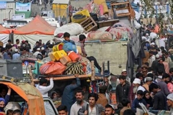 اخراج مهاجران افغانستان در سایه‌ طالبان؛ فشار سیاسی همسایگان یا هزینه‌ فروپاشی دولت؟ پس از بازگشت طالبان به قدرت، موج گسترده‌ای از مهاجرت شهروندان افغانستان به کشورهای همسایه، به‌ویژه ایران و پاکستان، آغاز شد؛ اما این روند دیری نپایید و دو کشور میزبان، با صدور دستورهای رسمی، سیاست اخراج مهاجران افغانستان را به‌گونه‌ کم‌سابقه‌ای تشدید کردند. پرسش اصلی این است: چرا این اخراج‌ها درست در زمانی اوج گرفته که افغانستان تحت حاکمیت طالبان قرار دارد؟ سازمان ملل متحد پیش‌تر اعلام کرد که تنها در سال ۲۰۲۵ بیش از ۲.۶ میلیون شهروند افغانستان، به‌گونه‌ اجباری و یا به‌ظاهر «داوطلبانه»، از ایران و پاکستان اخراج شده‌اند؛ روندی که فشار سنگینی بر منابع محدود و ساختارهای فروپاشیده افغانستان وارد کرده است. شماری از مهاجران اخراج‌شده در گفت‌وگو با خبرگزاری بانو از برخوردهای «غیراخلاقی و غیرانسانی» نیروهای امنیتی ایران و پاکستان هنگام بازداشت و بازگردانده‌شدن‌شان خبر می‌دهند. به گفته‌ آنان، لت‌وکوب، تحقیر و بی‌اعتنایی به کرامت انسانی در جریان اخراج، به یک رویه‌ معمول بدل شده است. این در حالی است که بسیاری از این افراد پس از سال ۱۴۰۰ به ایران مهاجرت کرده بودند، شماری دیگر در همان کشور متولد شده‌اند و برخی نیز دهه‌ها در ایران زندگی کرده بودند، اما با وجود این پیشینه، مجبور به ترک کشور شدند. مقام‌های ایرانی، کاهش هزینه‌های بخش عمومی، حفظ امنیت ملی و مقابله با حضور «اتباع غیرقانونی» را دلیل اصلی این سیاست عنوان می‌کنند. با این حال، پس از جنگ دوازده‌روزه ایران و اسرائیل، روند اخراج شهروندان افغانستان به‌طور چشم‌گیری شدت گرفت؛ به‌گونه‌ای که سازمان بین‌المللی مهاجرت اعلام کرده در مدت تنها ۱۶ روز، نزدیک به نیم میلیون شهروند افغانستان از ایران اخراج شده‌اند. در سوی دیگر، پاکستان نیز سیاست مشابهی را دنبال می‌کند. گزارش‌ها حاکی از افزایش بازداشت، آزار و اذیت مهاجران افغانستان در شهرهای مختلف پاکستان است؛ رفتاری که حتا شامل دارندگان اسناد پناهندگی نیز شده است. منابع محلی می‌گویند نیروهای امنیتی پاکستان در نوامبر ۲۰۲۵ به پارک ارجنتاین یورش برده و صدها فعال مدنی، روزنامه‌نگار و نظامیان پیشین افغانستان را با خشونت بازداشت و به اردوگاه حاجی‌کمپ برای اخراج منتقل کردند. هم‌زمان با این اخراج‌های گسترده، سازمان‌های حقوق‌بشری بارها نسبت به پیامدهای انسانی این روند هشدار داده و از دولت پاکستان خواسته‌اند که اخراج‌های جمعی را متوقف کند. با وجود این، نهادهای حقوق‌بشری در ۱۶ دسامبر تأیید کردند که ایران و پاکستان در مجموع ۲.۶ میلیون شهروند افغانستان را اخراج کرده‌اند. این در حالی است که افغانستان خود با فقر گسترده و بحران عمیق انسانی روبه‌رو است. دفتر هماهنگی کمک‌های بشردوستانه سازمان ملل (اوچا) در تازه‌ترین گزارش خود هشدار داده که مردم افغانستان در سال ۲۰۲۶ همچنان با وضعیت وخیم انسانی روبه‌رو خواهند بود، ناامنی غذایی به‌شدت افزایش می‌یابد و بیش از ۲۲ میلیون نفر به کمک‌های فوری بشردوستانه نیاز خواهند داشت. با این‌همه، اخراج مهاجران افغانستان تنها به ایران و پاکستان محدود نمانده و گزارش‌ها از ادامه بازگرداندن اجباری شهروندان افغانستان از کشورهایی چون ترکیه، آلمان و بریتانیا نیز حکایت دارد؛ روندی که نشان می‌دهد مهاجران افغانستان، در نبود یک دولت پاسخ‌گو و مورد پذیرش جامعه جهانی، به آسان‌ترین قربانی معادلات سیاسی منطقه‌ای و بین‌المللی بدل شده‌اند. ویدا ابدالی