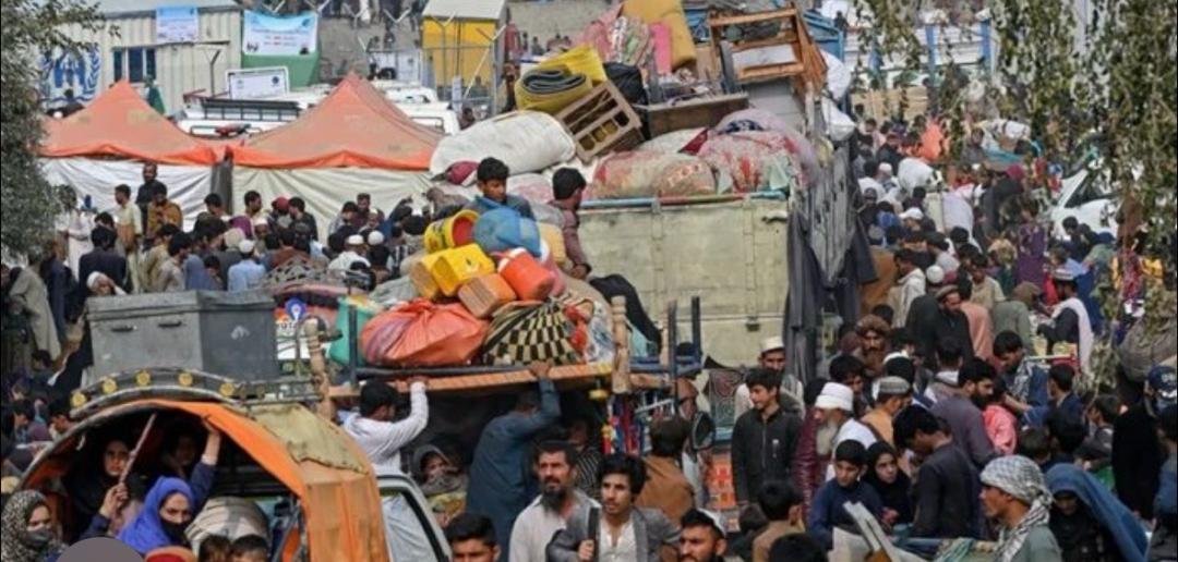 اخراج مهاجران افغانستان در سایه‌ طالبان؛ فشار سیاسی همسایگان یا هزینه‌ فروپاشی دولت؟ پس از بازگشت طالبان به قدرت، موج گسترده‌ای از مهاجرت شهروندان افغانستان به کشورهای همسایه، به‌ویژه ایران و پاکستان، آغاز شد؛ اما این روند دیری نپایید و دو کشور میزبان، با صدور دستورهای رسمی، سیاست اخراج مهاجران افغانستان را به‌گونه‌ کم‌سابقه‌ای تشدید کردند. پرسش اصلی این است: چرا این اخراج‌ها درست در زمانی اوج گرفته که افغانستان تحت حاکمیت طالبان قرار دارد؟ سازمان ملل متحد پیش‌تر اعلام کرد که تنها در سال ۲۰۲۵ بیش از ۲.۶ میلیون شهروند افغانستان، به‌گونه‌ اجباری و یا به‌ظاهر «داوطلبانه»، از ایران و پاکستان اخراج شده‌اند؛ روندی که فشار سنگینی بر منابع محدود و ساختارهای فروپاشیده افغانستان وارد کرده است. شماری از مهاجران اخراج‌شده در گفت‌وگو با خبرگزاری بانو از برخوردهای «غیراخلاقی و غیرانسانی» نیروهای امنیتی ایران و پاکستان هنگام بازداشت و بازگردانده‌شدن‌شان خبر می‌دهند. به گفته‌ آنان، لت‌وکوب، تحقیر و بی‌اعتنایی به کرامت انسانی در جریان اخراج، به یک رویه‌ معمول بدل شده است. این در حالی است که بسیاری از این افراد پس از سال ۱۴۰۰ به ایران مهاجرت کرده بودند، شماری دیگر در همان کشور متولد شده‌اند و برخی نیز دهه‌ها در ایران زندگی کرده بودند، اما با وجود این پیشینه، مجبور به ترک کشور شدند. مقام‌های ایرانی، کاهش هزینه‌های بخش عمومی، حفظ امنیت ملی و مقابله با حضور «اتباع غیرقانونی» را دلیل اصلی این سیاست عنوان می‌کنند. با این حال، پس از جنگ دوازده‌روزه ایران و اسرائیل، روند اخراج شهروندان افغانستان به‌طور چشم‌گیری شدت گرفت؛ به‌گونه‌ای که سازمان بین‌المللی مهاجرت اعلام کرده در مدت تنها ۱۶ روز، نزدیک به نیم میلیون شهروند افغانستان از ایران اخراج شده‌اند. در سوی دیگر، پاکستان نیز سیاست مشابهی را دنبال می‌کند. گزارش‌ها حاکی از افزایش بازداشت، آزار و اذیت مهاجران افغانستان در شهرهای مختلف پاکستان است؛ رفتاری که حتا شامل دارندگان اسناد پناهندگی نیز شده است. منابع محلی می‌گویند نیروهای امنیتی پاکستان در نوامبر ۲۰۲۵ به پارک ارجنتاین یورش برده و صدها فعال مدنی، روزنامه‌نگار و نظامیان پیشین افغانستان را با خشونت بازداشت و به اردوگاه حاجی‌کمپ برای اخراج منتقل کردند. هم‌زمان با این اخراج‌های گسترده، سازمان‌های حقوق‌بشری بارها نسبت به پیامدهای انسانی این روند هشدار داده و از دولت پاکستان خواسته‌اند که اخراج‌های جمعی را متوقف کند. با وجود این، نهادهای حقوق‌بشری در ۱۶ دسامبر تأیید کردند که ایران و پاکستان در مجموع ۲.۶ میلیون شهروند افغانستان را اخراج کرده‌اند. این در حالی است که افغانستان خود با فقر گسترده و بحران عمیق انسانی روبه‌رو است. دفتر هماهنگی کمک‌های بشردوستانه سازمان ملل (اوچا) در تازه‌ترین گزارش خود هشدار داده که مردم افغانستان در سال ۲۰۲۶ همچنان با وضعیت وخیم انسانی روبه‌رو خواهند بود، ناامنی غذایی به‌شدت افزایش می‌یابد و بیش از ۲۲ میلیون نفر به کمک‌های فوری بشردوستانه نیاز خواهند داشت. با این‌همه، اخراج مهاجران افغانستان تنها به ایران و پاکستان محدود نمانده و گزارش‌ها از ادامه بازگرداندن اجباری شهروندان افغانستان از کشورهایی چون ترکیه، آلمان و بریتانیا نیز حکایت دارد؛ روندی که نشان می‌دهد مهاجران افغانستان، در نبود یک دولت پاسخ‌گو و مورد پذیرش جامعه جهانی، به آسان‌ترین قربانی معادلات سیاسی منطقه‌ای و بین‌المللی بدل شده‌اند. ویدا ابدالی