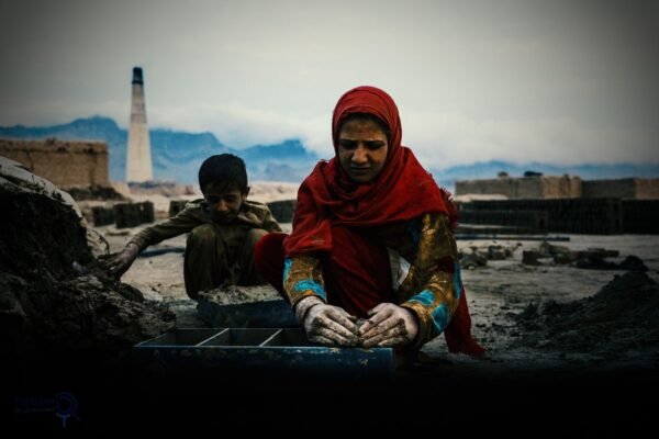 خبرگزاری بانو: صندوق ویژه اعتماد سازمان ملل برای افغانستان از دریافت کمک ۶.۴ میلیون دالری دولت سویدن خبر داده و از این کشور بابت ادامه حمایت‌هایش قدردانی کرده است. این صندوق روز یک‌شنبه، ۲۱ جدی، با نشر پیامی اعلام کرد که کمک جدید سویدن برای پشتیبانی از خدمات اساسی، تقویت تاب‌آوری اقتصادی و رسیدگی به چالش‌های اقلیمی در افغانستان اختصاص داده شده است؛ حوزه‌هایی که در شرایط کنونی برای میلیون‌ها شهروند افغان حیاتی به‌شمار می‌روند. به گفته صندوق اعتماد سازمان ملل، این کمک در حالی انجام می‌شود که بحران انسانی در افغانستان همچنان پابرجاست و نیاز به منابع مالی پایدار افزایش یافته است. پیش از این نیز دولت ایتالیا بیش از دو میلیون دالر کمک بشردوستانه به افغانستان اختصاص داده بود. در همین حال، سازمان ملل متحد اعلام کرده است که برای تأمین کمک‌های بشردوستانه در سال ۲۰۲۶، به ۱.۷۱ میلیارد دالر بودجه نیاز دارد. دفتر هماهنگ‌کننده کمک‌های بشردوستانه سازمان ملل (اوچا) هشدار داده است که نزدیک به ۲۲ میلیون نفر در افغانستان در سال آینده میلادی به کمک‌های بشری وابسته خواهند بود. نهادهای بین‌المللی تأکید می‌کنند که تداوم کمک‌های جامعه جهانی، نقش کلیدی در جلوگیری از وخامت بیشتر اوضاع انسانی و اقتصادی افغانستان دارد؛ کشوری که با پیامدهای هم‌زمان فقر، بیکاری، تغییرات اقلیمی و محدودیت‌های گسترده اجتماعی روبه‌رو است.
