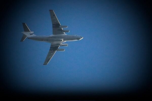 خبرگزاری بانو: هم‌زمان با افزایش پروازهای هواپیماهای باربری فوق‌سنگین روسی به ایران، گمانه‌زنی‌ها درباره ماهیت محموله‌های منتقل‌شده شدت گرفته است؛ گمانه‌هایی که از «خروج طلا» تا «واردات تسلیحات و تجهیزات نظامی پیشرفته» را در بر می‌گیرد. تام توگنهات، وزیر پیشین امنیت بریتانیا و عضو مجلس عوام این کشور، پیش‌تر نسبت به خروج مقادیر قابل توجهی طلا از ایران و هم‌زمانی آن با حضور پررنگ هواپیماهای باربری روسی در حریم هوایی ایران هشدار داده بود. در مقابل، روزنامه اصولگرای فرهیختگان با تأیید پروازهای مکرر هواپیماهای ایلیوشین روسی، مدعی شده است که محموله این پروازها شامل سامانه‌های پدافند هوایی و قطعات مرتبط با بالگردهای تهاجمی «میل-۲۸» بوده است. بر بنیاد گزارش این روزنامه، دست‌کم پنج پرواز هواپیمای غول‌پیکر نظامی روسی در بازه‌ای کمتر از ۴۸ ساعت و در روزهای ابتدایی سال میلادی جدید به ایران انجام شده است؛ حجمی از تردد که به‌گفته ناظران، از سطح همکاری‌های معمول فنی فراتر می‌رود. فرهیختگان با استناد به تحلیل یک سایت مطالعات دفاعی در آسیا، گمانه‌زنی‌های مطرح‌شده در برخی رسانه‌ها درباره انتقال تجهیزات «کنترل شورش، امنیتی و نظارتی» را «مغرضانه» خوانده و تأکید کرده است که محتمل‌ترین سناریو، انتقال قطعات و تجهیزات مرتبط با بالگردهای پیشرفته تهاجمی میل-۲۸ است. با این حال، هم‌زمانی این پروازها با گزارش‌هایی درباره کمبود ارز و فشارهای اقتصادی در ایران، پرسش‌های جدی را مطرح کرده است: آیا این پروازها صرفاً بخشی از همکاری نظامی تهران–مسکو است، یا در کنار آن، خروج منابع استراتژیک مانند طلا نیز در جریان است؟ پرسشی که تا شفاف‌سازی رسمی، همچنان در هاله‌ای از ابهام باقی خواهد ماند.