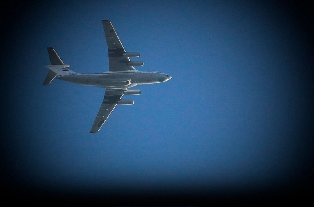 خبرگزاری بانو: هم‌زمان با افزایش پروازهای هواپیماهای باربری فوق‌سنگین روسی به ایران، گمانه‌زنی‌ها درباره ماهیت محموله‌های منتقل‌شده شدت گرفته است؛ گمانه‌هایی که از «خروج طلا» تا «واردات تسلیحات و تجهیزات نظامی پیشرفته» را در بر می‌گیرد. تام توگنهات، وزیر پیشین امنیت بریتانیا و عضو مجلس عوام این کشور، پیش‌تر نسبت به خروج مقادیر قابل توجهی طلا از ایران و هم‌زمانی آن با حضور پررنگ هواپیماهای باربری روسی در حریم هوایی ایران هشدار داده بود. در مقابل، روزنامه اصولگرای فرهیختگان با تأیید پروازهای مکرر هواپیماهای ایلیوشین روسی، مدعی شده است که محموله این پروازها شامل سامانه‌های پدافند هوایی و قطعات مرتبط با بالگردهای تهاجمی «میل-۲۸» بوده است. بر بنیاد گزارش این روزنامه، دست‌کم پنج پرواز هواپیمای غول‌پیکر نظامی روسی در بازه‌ای کمتر از ۴۸ ساعت و در روزهای ابتدایی سال میلادی جدید به ایران انجام شده است؛ حجمی از تردد که به‌گفته ناظران، از سطح همکاری‌های معمول فنی فراتر می‌رود. فرهیختگان با استناد به تحلیل یک سایت مطالعات دفاعی در آسیا، گمانه‌زنی‌های مطرح‌شده در برخی رسانه‌ها درباره انتقال تجهیزات «کنترل شورش، امنیتی و نظارتی» را «مغرضانه» خوانده و تأکید کرده است که محتمل‌ترین سناریو، انتقال قطعات و تجهیزات مرتبط با بالگردهای پیشرفته تهاجمی میل-۲۸ است. با این حال، هم‌زمانی این پروازها با گزارش‌هایی درباره کمبود ارز و فشارهای اقتصادی در ایران، پرسش‌های جدی را مطرح کرده است: آیا این پروازها صرفاً بخشی از همکاری نظامی تهران–مسکو است، یا در کنار آن، خروج منابع استراتژیک مانند طلا نیز در جریان است؟ پرسشی که تا شفاف‌سازی رسمی، همچنان در هاله‌ای از ابهام باقی خواهد ماند.