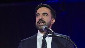 خبرگزاری بانو: شاروال نیویارک در پیامی در شبکه اجتماعی ایکس ادعا کرده است که نیکلاس مادورو، رئیس‌جمهور ونزوئلا، و همسرش توسط نیروهای نظامی ایالات متحده بازداشت و به بازداشت فدرال در شهر نیویارک منتقل شده‌اند. او این اقدام را «نقض آشکار قوانین بین‌المللی» توصیف کرده و هشدار داده است که چنین تحول بی‌سابقه‌ای می‌تواند پیامدهای امنیتی مستقیمی برای شهر نیویارک در پی داشته باشد؛ به‌ویژه با توجه به حضور گسترده جامعه مهاجران ونزوئلایی در این شهر. به گفته شاروال، نگرانی اصلی او نه فقط جنبه حقوقی بازداشت یک رئیس‌جمهور مستقر، بلکه پیامدهای اجتماعی و امنیتی احتمالی آن است؛ از جمله افزایش تنش‌های سیاسی در میان جامعه مهاجران، امکان برگزاری تجمعات اعتراضی، و خطر واکنش‌های خشونت‌آمیز یا اقدامات تلافی‌جویانه. وی تأکید کرده است که شهرداری نیویارک، نهادهای امنیتی و خدمات اضطراری، وضعیت را به‌صورت «مداوم و نزدیک» زیر نظر دارند.