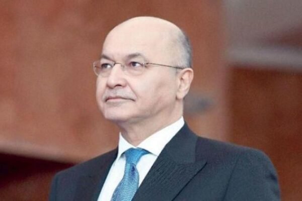 خبرگزاری بانو: برهم احمد صالح، رئیس‌جمهور پیشین عراق، رسماً کار خود را به‌عنوان کمیسر عالی سازمان ملل متحد در امور پناهندگان (UNHCR) آغاز کرده است. بر اساس اعلام منتشرشده، صالح از تاریخ اول جنوری ۲۰۲۶ مسئولیت این نهاد مهم بشردوستانه را بر عهده گرفته و جانشین فیلیپو گراندی شده است؛ مقامی که گراندی پس از نزدیک به یک دهه فعالیت آن را ترک کرده است. کمیساریای عالی سازمان ملل در امور پناهندگان از نهادهای کلیدی سازمان ملل به شمار می‌رود که مسئولیت حمایت از میلیون‌ها پناهنده، بی‌جاشده داخلی و افراد بی‌تابعیت در سراسر جهان را بر عهده دارد. این نهاد در سال‌های اخیر با بحران‌های فزاینده مهاجرت، به‌ویژه در خاورمیانه، آفریقا و آسیا، نقش برجسته‌ای در هماهنگی کمک‌های بشردوستانه ایفا کرده است. برهم صالح پیش از این، افزون بر ریاست‌جمهوری عراق، سابقه فعالیت در حوزه‌های دیپلماسی، سیاست‌گذاری و همکاری‌های بین‌المللی را در کارنامه خود داشته است. ناظران، تجربه سیاسی و ارتباطات بین‌المللی او را از عوامل تأثیرگذار در ایفای این مسئولیت ارزیابی می‌کنند.