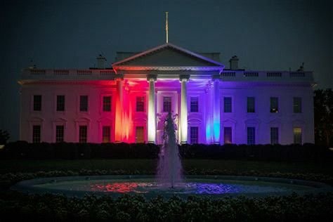 خبرگزاری بانو: روزنامه وال‌استریت ژورنال در گزارشی تازه فاش کرده است که دونالد ترامپ، رئیس‌جمهور ایالات متحده، درباره احتمال حمله نظامی به ایران با مشاوران و مقام‌های ارشد خود رایزنی کرده است. بر اساس این گزارش که به نقل از منابع آگاه منتشر شده، این گفت‌وگوها در چارچوب بررسی گزینه‌های مختلف واشنگتن در قبال ایران صورت گرفته و هنوز به تصمیم نهایی منجر نشده است. وال‌استریت ژورنال نوشته است که این رایزنی‌ها هم‌زمان با تشدید تنش‌ها و نگرانی‌ها درباره برنامه‌های منطقه‌ای و هسته‌ای ایران انجام شده است. به گفته منابع، کاخ سفید در کنار گزینه نظامی، سناریوهای دیپلماتیک و فشارهای اقتصادی را نیز در دستور کار خود داشته، اما طرح موضوع حمله نشان‌دهنده جدی بودن بحث‌ها در سطوح بالای تصمیم‌گیری امریکا است. کاخ سفید تاکنون به‌گونه رسمی درباره جزئیات این گزارش واکنش نشان نداده است. انتشار این خبر در شرایطی صورت می‌گیرد که تحولات مربوط به ایران، به یکی از محورهای اصلی سیاست خارجی واشنگتن و نگرانی‌های امنیتی منطقه تبدیل شده است.