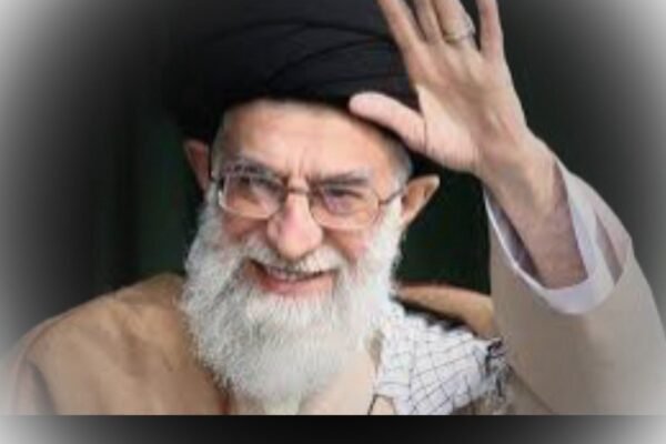 خبرگزاری بانو: در شرایطی که فضای سیاسی و رسانه‌ای پیرامون جمهوری اسلامی ایران آکنده از گمانه‌زنی‌ها درباره افزایش فشارهای خارجی و ناآرامی‌های داخلی است، آیت‌الله علی خامنه‌ای، رهبر جمهوری اسلامی، با لحنی آرام اما قاطع، بار دیگر بر ایستادگی نظام تأکید کرد و هم‌زمان هشدار تندی را متوجه دونالد ترامپ، رئیس‌جمهور ایالات متحده، نمود. رهبر جمهوری اسلامی ایران با اشاره به شکل‌گیری این نظام، گفت که جمهوری اسلامی «با خون صدها هزار انسان شریف» بنا شده و به همین دلیل در برابر آنچه «جریان‌های تخریب‌گر» خواند، عقب‌نشینی نخواهد کرد. او این هزینه انسانی را نشانه ریشه‌دار بودن نظام دانست و تأکید کرد که چنین ساختاری با فشار و تهدید فرو نخواهد ریخت. در بخش دیگری از سخنانش، آیت‌الله خامنه‌ای با رجوع به تاریخ، سرنوشت چهره‌هایی چون فرعون، نمرود و شاهان پهلوی را یادآوری کرد و گفت این افراد در اوج قدرت و غرور سرنگون شدند. او با لحنی هشدارآمیز افزود که دونالد ترامپ نیز باید بداند تاریخ در برابر «مستکبران» استثنا قایل نمی‌شود. نکته برجسته این موضع‌گیری، لحن خونسرد و حساب‌شده رهبر جمهوری اسلامی است؛ لحنی که برخلاف تحلیل‌هایی است که از «دست‌پاچگی» یا واکنش‌های شتاب‌زده در تهران سخن می‌گویند. این سخنان نشان می‌دهد که رهبری ایران، دست‌کم در سطح گفتمان رسمی، تلاش دارد پیام ثبات، استمرار و اعتمادبه‌نفس را به داخل و خارج منتقل کند، حتی در شرایطی که فشارهای سیاسی و بین‌المللی رو به افزایش است.