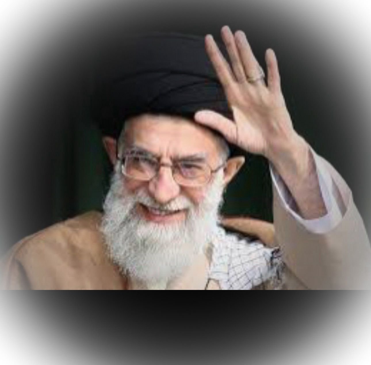 خبرگزاری بانو: در شرایطی که فضای سیاسی و رسانه‌ای پیرامون جمهوری اسلامی ایران آکنده از گمانه‌زنی‌ها درباره افزایش فشارهای خارجی و ناآرامی‌های داخلی است، آیت‌الله علی خامنه‌ای، رهبر جمهوری اسلامی، با لحنی آرام اما قاطع، بار دیگر بر ایستادگی نظام تأکید کرد و هم‌زمان هشدار تندی را متوجه دونالد ترامپ، رئیس‌جمهور ایالات متحده، نمود. رهبر جمهوری اسلامی ایران با اشاره به شکل‌گیری این نظام، گفت که جمهوری اسلامی «با خون صدها هزار انسان شریف» بنا شده و به همین دلیل در برابر آنچه «جریان‌های تخریب‌گر» خواند، عقب‌نشینی نخواهد کرد. او این هزینه انسانی را نشانه ریشه‌دار بودن نظام دانست و تأکید کرد که چنین ساختاری با فشار و تهدید فرو نخواهد ریخت. در بخش دیگری از سخنانش، آیت‌الله خامنه‌ای با رجوع به تاریخ، سرنوشت چهره‌هایی چون فرعون، نمرود و شاهان پهلوی را یادآوری کرد و گفت این افراد در اوج قدرت و غرور سرنگون شدند. او با لحنی هشدارآمیز افزود که دونالد ترامپ نیز باید بداند تاریخ در برابر «مستکبران» استثنا قایل نمی‌شود. نکته برجسته این موضع‌گیری، لحن خونسرد و حساب‌شده رهبر جمهوری اسلامی است؛ لحنی که برخلاف تحلیل‌هایی است که از «دست‌پاچگی» یا واکنش‌های شتاب‌زده در تهران سخن می‌گویند. این سخنان نشان می‌دهد که رهبری ایران، دست‌کم در سطح گفتمان رسمی، تلاش دارد پیام ثبات، استمرار و اعتمادبه‌نفس را به داخل و خارج منتقل کند، حتی در شرایطی که فشارهای سیاسی و بین‌المللی رو به افزایش است.