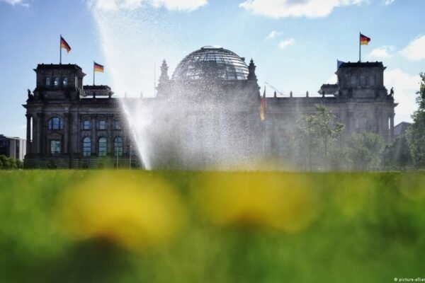 خبرگزاری بانو: دولت آلمان با صدور یک هشدار رسمی، از شهروندانش خواسته است که هرچه زودتر خاک ایران را ترک کنند. وزارت امور خارجه آلمان با اشاره به وخامت وضعیت امنیتی، گسترش ناآرامی‌ها و افزایش تنش‌های سیاسی و نظامی، حضور شهروندان آلمانی در ایران را «پرخطر» توصیف کرده است. در این هشدار تأکید شده که اوضاع امنیتی در ایران می‌تواند به‌طور ناگهانی و غیرقابل پیش‌بینی تغییر کند و امکان دسترسی به خدمات کنسولی در شرایط بحرانی محدود یا حتی ناممکن شود. بر اساس اعلام برلین، خطر بازداشت‌های خودسرانه، محدودیت‌های شدید رفت‌وآمد و قطع ارتباطات، از جمله نگرانی‌های جدی برای اتباع خارجی در ایران است. این تصمیم در حالی اتخاذ می‌شود که ایران طی هفته‌های اخیر شاهد اعتراضات گسترده، سرکوب امنیتی، قطع یا محدودسازی اینترنت و افزایش تنش با ایالات متحده بوده است. هم‌زمان، گزارش‌هایی درباره احتمال اقدام نظامی آمریکا علیه ایران و هشدارهای متقابل مقام‌های جمهوری اسلامی منتشر شده که بر نگرانی‌های بین‌المللی افزوده است. وزارت خارجه آلمان از شهروندانی که هنوز در ایران حضور دارند خواسته است از سفرهای غیرضروری خودداری کنند، تجمع‌های عمومی را ترک گفته و در صورت امکان، از مسیرهای امن هرچه سریع‌تر این کشور را ترک کنند. همچنین توصیه شده است که اتباع آلمانی اطلاعات تماس خود را در سامانه‌های کنسولی ثبت کرده و به‌طور منظم اطلاعیه‌های رسمی دولت آلمان را دنبال کنند. این هشدار آلمان در ادامه موجی از موضع‌گیری‌های مشابه برخی کشورهای غربی درباره امنیت شهروندان‌شان در ایران ارزیابی می‌شود؛ اقدامی که نشان‌دهنده نگرانی فزاینده جامعه بین‌المللی از تحولات جاری در این کشور است.