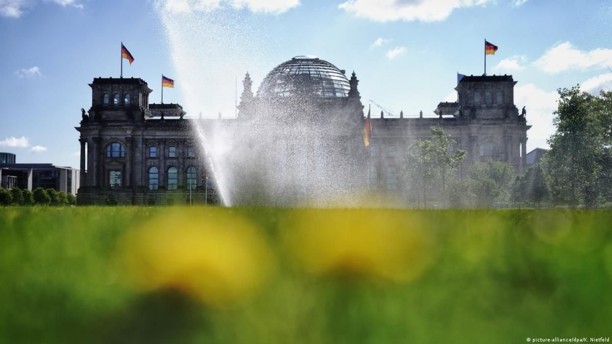 خبرگزاری بانو: دولت آلمان با صدور یک هشدار رسمی، از شهروندانش خواسته است که هرچه زودتر خاک ایران را ترک کنند. وزارت امور خارجه آلمان با اشاره به وخامت وضعیت امنیتی، گسترش ناآرامی‌ها و افزایش تنش‌های سیاسی و نظامی، حضور شهروندان آلمانی در ایران را «پرخطر» توصیف کرده است. در این هشدار تأکید شده که اوضاع امنیتی در ایران می‌تواند به‌طور ناگهانی و غیرقابل پیش‌بینی تغییر کند و امکان دسترسی به خدمات کنسولی در شرایط بحرانی محدود یا حتی ناممکن شود. بر اساس اعلام برلین، خطر بازداشت‌های خودسرانه، محدودیت‌های شدید رفت‌وآمد و قطع ارتباطات، از جمله نگرانی‌های جدی برای اتباع خارجی در ایران است. این تصمیم در حالی اتخاذ می‌شود که ایران طی هفته‌های اخیر شاهد اعتراضات گسترده، سرکوب امنیتی، قطع یا محدودسازی اینترنت و افزایش تنش با ایالات متحده بوده است. هم‌زمان، گزارش‌هایی درباره احتمال اقدام نظامی آمریکا علیه ایران و هشدارهای متقابل مقام‌های جمهوری اسلامی منتشر شده که بر نگرانی‌های بین‌المللی افزوده است. وزارت خارجه آلمان از شهروندانی که هنوز در ایران حضور دارند خواسته است از سفرهای غیرضروری خودداری کنند، تجمع‌های عمومی را ترک گفته و در صورت امکان، از مسیرهای امن هرچه سریع‌تر این کشور را ترک کنند. همچنین توصیه شده است که اتباع آلمانی اطلاعات تماس خود را در سامانه‌های کنسولی ثبت کرده و به‌طور منظم اطلاعیه‌های رسمی دولت آلمان را دنبال کنند. این هشدار آلمان در ادامه موجی از موضع‌گیری‌های مشابه برخی کشورهای غربی درباره امنیت شهروندان‌شان در ایران ارزیابی می‌شود؛ اقدامی که نشان‌دهنده نگرانی فزاینده جامعه بین‌المللی از تحولات جاری در این کشور است.