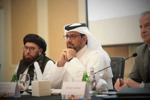 خبرگزاری بانو: نشست «شرکای بشردوستانه افغانستان» با میزبانی مشترک جمعیت هلال‌احمر قطر و بنیاد بیل و ملیندا گیتس در شهر دوحه برگزار شد؛ نشستی که به بررسی چالش‌های انسانی و بهداشتی افغانستان اختصاص داشت. در این کارگاه، تازه‌ترین ارزیابی‌ها درباره روند اجرای برنامه محو پولیو و وضعیت عمومی کمک‌های بشردوستانه در افغانستان مطرح شد. نمایندگان نهادهای دولتی، سازمان‌های وابسته به ملل متحد، صلیب سرخ و هلال‌احمر، نهادهای غیردولتی و تمویل‌کنندگان بین‌المللی در این نشست حضور داشتند. برگزارکنندگان اعلام کرده‌اند که محور اصلی گفت‌وگوها، تقویت هماهنگی میان نهادهای فعال، بازنگری در شیوه‌های گزارش‌دهی و بررسی راهکارهای افزایش دسترسی به خدمات صحی در مناطق اولویت‌دار مبارزه با پولیو در سال ۲۰۲۶ بوده است. جمعیت هلال‌احمر قطر گفته است که این نشست در چارچوب دیپلوماسی بشردوستانه برگزار شده و هدف آن، ارتقای کارایی پاسخ به بحران‌های انسانی و بهداشتی در افغانستان است.