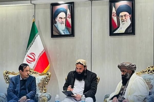 خبرگزاری بانو: در ادامه تماس‌ها میان طالبان و تهران، معین آبیاری و منابع طبیعی وزارت زراعت طالبان در دیدار با مقام‌های وزارت جهاد و کشاورزی ایران، درباره مدیریت آب، صرفه‌جویی منابع آبی و استفاده از سیستم‌های نوین آبیاری گفت‌وگو کرده است. در این دیدار، باز محمد فیضان بر گسترش همکاری‌های مشترک تأکید کرده و از آمادگی افغانستان برای فراهم‌سازی تسهیلات سرمایه‌گذاری بخش خصوصی ایران در حوزه زراعت خبر داده است. همچنان دو طرف راه‌های تسهیل بازاریابی محصولات زراعتی و مالداری افغانستان در بازارهای ایران را بررسی کرده‌اند. با این حال، هم‌زمان با این گفت‌وگوها، شماری از ناظران باور دارند که ایران تلاش می‌کند بدون جنجال سیاسی و به‌صورت تدریجی، از مسیر همکاری‌های فنی، اقتصادی و زراعتی، به منابع آبی افغانستان دسترسی بیش‌تری پیدا کند؛ موضوعی که با توجه به بحران آب و خشکسالی در هر دو کشور، حساسیت بالایی دارد. به باور کارشناسان، هرچند همکاری‌های منطقه‌ای در مدیریت آب و زراعت نوین می‌تواند مفید باشد، اما نبود شفافیت، توافق‌نامه‌های روشن و تضمین منافع ملی افغانستان، این نگرانی را تقویت کرده است که مسئله آب به‌گونه‌ای خاموش و بدون اجماع داخلی به سود طرف مقابل پیش برود.