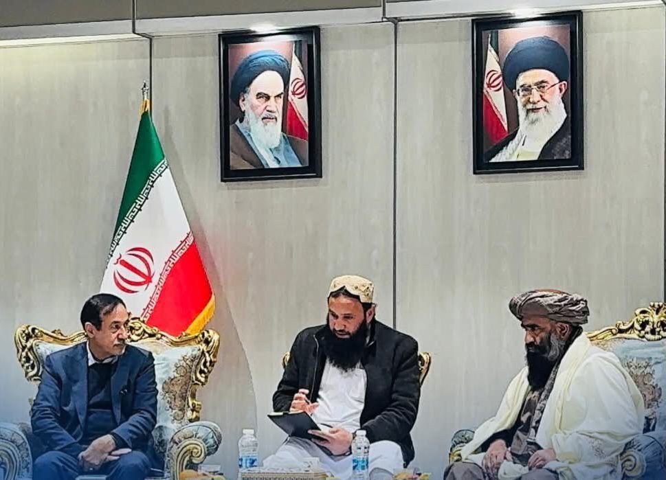 خبرگزاری بانو: در ادامه تماس‌ها میان طالبان و تهران، معین آبیاری و منابع طبیعی وزارت زراعت طالبان در دیدار با مقام‌های وزارت جهاد و کشاورزی ایران، درباره مدیریت آب، صرفه‌جویی منابع آبی و استفاده از سیستم‌های نوین آبیاری گفت‌وگو کرده است. در این دیدار، باز محمد فیضان بر گسترش همکاری‌های مشترک تأکید کرده و از آمادگی افغانستان برای فراهم‌سازی تسهیلات سرمایه‌گذاری بخش خصوصی ایران در حوزه زراعت خبر داده است. همچنان دو طرف راه‌های تسهیل بازاریابی محصولات زراعتی و مالداری افغانستان در بازارهای ایران را بررسی کرده‌اند. با این حال، هم‌زمان با این گفت‌وگوها، شماری از ناظران باور دارند که ایران تلاش می‌کند بدون جنجال سیاسی و به‌صورت تدریجی، از مسیر همکاری‌های فنی، اقتصادی و زراعتی، به منابع آبی افغانستان دسترسی بیش‌تری پیدا کند؛ موضوعی که با توجه به بحران آب و خشکسالی در هر دو کشور، حساسیت بالایی دارد. به باور کارشناسان، هرچند همکاری‌های منطقه‌ای در مدیریت آب و زراعت نوین می‌تواند مفید باشد، اما نبود شفافیت، توافق‌نامه‌های روشن و تضمین منافع ملی افغانستان، این نگرانی را تقویت کرده است که مسئله آب به‌گونه‌ای خاموش و بدون اجماع داخلی به سود طرف مقابل پیش برود.