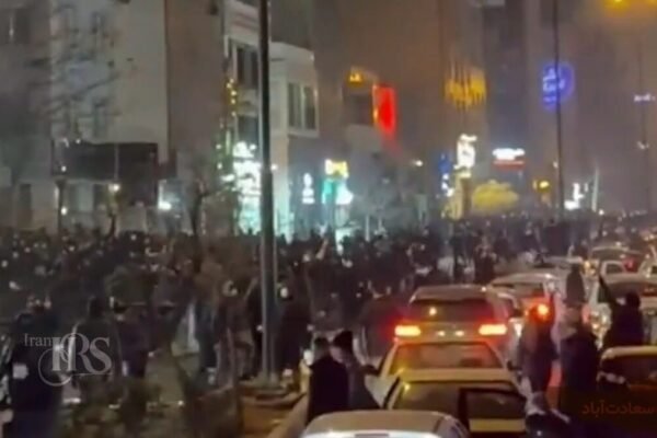 خبرگزاری بانو: رسانه‌های دولتی ایران گزارش داده‌اند که در جریان اعتراضات گسترده هفته‌های اخیر، ده‌ها نیروی امنیتی این کشور جان باخته‌اند؛ آماری که همزمان با تشدید تدابیر سرکوب از سوی حکومت ایران منتشر می‌شود. بر اساس گزارش رسانه‌های داخلی ایران که روز یک‌شنبه، ۱۱ جنوری، منتشر شده، تنها در ولایت اصفهان دست‌کم ۳۰ تن از نیروهای امنیتی کشته شده‌اند. این در حالی است که اعتراضات سراسری در واکنش به افزایش شدید هزینه‌های زندگی، تورم و فشارهای اقتصادی ادامه دارد و هزاران شهروند در شهرهای مختلف به خیابان‌ها آمده‌اند. همزمان با گسترش دامنه اعتراضات، مقام‌های ارشد قضایی و سیاسی ایران مواضع سخت‌گیرانه‌تری اتخاذ کرده‌اند. دادستان کل این کشور هشدار داده است که افراد دخیل در اعتراضات ممکن است با احکام سنگین، از جمله مجازات اعدام، روبه‌رو شوند. در بعد منطقه‌ای و بین‌المللی، محمدباقر قالیباف، رییس مجلس ایران، اعلام کرده است که در صورت هرگونه حمله ایالات متحده، تهران پاسخ «تلافی‌جویانه» علیه امریکا و اسراییل خواهد داد. این اظهارات در حالی مطرح می‌شود که به گزارش نیویارک‌تایمز، دونالد ترامپ، رییس‌جمهور امریکا، گزینه‌های احتمالی حمله به ایران را بررسی می‌کند. در سوی دیگر، سازمان حقوق بشر ایران اعلام کرده است که شمار جان‌باختگان اعتراضات تا کنون به ۱۱۶ نفر رسیده است؛ آماری که نشان‌دهنده شدت برخورد نیروهای امنیتی با معترضان است. تحولات اخیر، نگرانی‌ها درباره تشدید بحران داخلی در ایران و افزایش تنش‌های منطقه‌ای را بیش از پیش برجسته کرده است؛ بحرانی که آینده آن همچنان با ابهام‌های جدی همراه است.