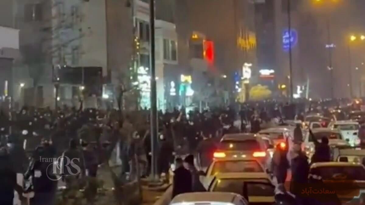 خبرگزاری بانو: رسانه‌های دولتی ایران گزارش داده‌اند که در جریان اعتراضات گسترده هفته‌های اخیر، ده‌ها نیروی امنیتی این کشور جان باخته‌اند؛ آماری که همزمان با تشدید تدابیر سرکوب از سوی حکومت ایران منتشر می‌شود. بر اساس گزارش رسانه‌های داخلی ایران که روز یک‌شنبه، ۱۱ جنوری، منتشر شده، تنها در ولایت اصفهان دست‌کم ۳۰ تن از نیروهای امنیتی کشته شده‌اند. این در حالی است که اعتراضات سراسری در واکنش به افزایش شدید هزینه‌های زندگی، تورم و فشارهای اقتصادی ادامه دارد و هزاران شهروند در شهرهای مختلف به خیابان‌ها آمده‌اند. همزمان با گسترش دامنه اعتراضات، مقام‌های ارشد قضایی و سیاسی ایران مواضع سخت‌گیرانه‌تری اتخاذ کرده‌اند. دادستان کل این کشور هشدار داده است که افراد دخیل در اعتراضات ممکن است با احکام سنگین، از جمله مجازات اعدام، روبه‌رو شوند. در بعد منطقه‌ای و بین‌المللی، محمدباقر قالیباف، رییس مجلس ایران، اعلام کرده است که در صورت هرگونه حمله ایالات متحده، تهران پاسخ «تلافی‌جویانه» علیه امریکا و اسراییل خواهد داد. این اظهارات در حالی مطرح می‌شود که به گزارش نیویارک‌تایمز، دونالد ترامپ، رییس‌جمهور امریکا، گزینه‌های احتمالی حمله به ایران را بررسی می‌کند. در سوی دیگر، سازمان حقوق بشر ایران اعلام کرده است که شمار جان‌باختگان اعتراضات تا کنون به ۱۱۶ نفر رسیده است؛ آماری که نشان‌دهنده شدت برخورد نیروهای امنیتی با معترضان است. تحولات اخیر، نگرانی‌ها درباره تشدید بحران داخلی در ایران و افزایش تنش‌های منطقه‌ای را بیش از پیش برجسته کرده است؛ بحرانی که آینده آن همچنان با ابهام‌های جدی همراه است.