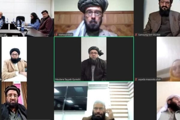 خبرگزاری بانو: علمای دین، بزرگان قبایل و کارشناسان سیاست خارجی از افغانستان و پاکستان، در یک نشست مجازی، خواستار ازسرگیری فوری گفت‌وگوها میان طالبان و اسلام‌آباد به‌منظور کاهش تنش‌ها، تقویت اعتماد متقابل و تسهیل امور بشردوستانه در گذرگاه‌های مرزی شدند. این نشست به میزبانی مرکز مطالعات و پژوهش‌های امنیتی برگزار شد و اشتراک‌کنندگان در آن تأکید کردند که ادامه بسته‌بودن گذرگاه‌ها، بیشترین پیامدهای منفی را بر زندگی روزمره مردم دو سوی خط فرضی گذاشته است. به گفته آنان، بیماران، دانش‌آموزان، تاجران و کارگران از جمله گروه‌هایی‌اند که مستقیماً از این وضعیت آسیب می‌بینند. شرکت‌کنندگان همچنین خاطرنشان کردند که با وجود اختلاف‌ها و تنش‌های سیاسی میان طالبان و پاکستان، خواست عمومی مردم افغانستان و پاکستان بازگشت ثبات، عادی‌شدن روابط و جلوگیری از تشدید مشکلات انسانی است. به باور کارشناسان حاضر در این نشست، گفت‌وگوهای منظم و سازنده می‌تواند راه را برای مدیریت اختلاف‌ها و کاهش فشارهای اقتصادی و انسانی هموار سازد.