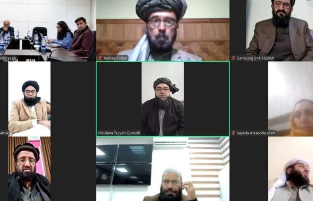 خبرگزاری بانو: علمای دین، بزرگان قبایل و کارشناسان سیاست خارجی از افغانستان و پاکستان، در یک نشست مجازی، خواستار ازسرگیری فوری گفت‌وگوها میان طالبان و اسلام‌آباد به‌منظور کاهش تنش‌ها، تقویت اعتماد متقابل و تسهیل امور بشردوستانه در گذرگاه‌های مرزی شدند. این نشست به میزبانی مرکز مطالعات و پژوهش‌های امنیتی برگزار شد و اشتراک‌کنندگان در آن تأکید کردند که ادامه بسته‌بودن گذرگاه‌ها، بیشترین پیامدهای منفی را بر زندگی روزمره مردم دو سوی خط فرضی گذاشته است. به گفته آنان، بیماران، دانش‌آموزان، تاجران و کارگران از جمله گروه‌هایی‌اند که مستقیماً از این وضعیت آسیب می‌بینند. شرکت‌کنندگان همچنین خاطرنشان کردند که با وجود اختلاف‌ها و تنش‌های سیاسی میان طالبان و پاکستان، خواست عمومی مردم افغانستان و پاکستان بازگشت ثبات، عادی‌شدن روابط و جلوگیری از تشدید مشکلات انسانی است. به باور کارشناسان حاضر در این نشست، گفت‌وگوهای منظم و سازنده می‌تواند راه را برای مدیریت اختلاف‌ها و کاهش فشارهای اقتصادی و انسانی هموار سازد.