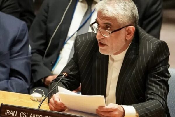 خبرگزاری بانو: نماینده دایمی ایران در سازمان ملل متحد با ارسال نامه‌ای رسمی به دبیرکل این سازمان و رییس شورای امنیت، به اظهارات اخیر دونالد ترامپ، رییس‌جمهور ایالات متحده، درباره اعتراض‌ها در ایران واکنش نشان داده و آن را محکوم کرده است. امیرسعید ایروانی در این نامه تأکید کرده که هرگونه تهدید به مداخله خارجی در امور داخلی ایران «غیرقانونی» بوده و نقض صریح منشور سازمان ملل متحد و اصل حاکمیت ملی کشورها به‌شمار می‌رود. در این نامه همچنان تصریح شده است که جمهوری اسلامی ایران حق دارد در برابر تهدیدهای خارجی از حاکمیت، تمامیت ارضی و امنیت خود دفاع کند. بر بنیاد معلومات منتشرشده، این نامه تنها چند ساعت پس از سخنان دونالد ترامپ به آنتونیو گوترش، دبیرکل سازمان ملل، ارسال شده و بیانگر اعتراض رسمی تهران به موضع‌گیری واشنگتن در قبال تحولات داخلی ایران است.