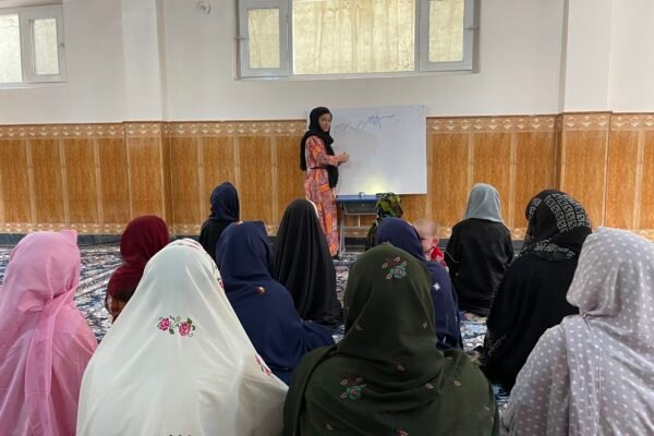 روز جهانی آموزش؛ آیا برای دختران افغانستان هنوز معنایی دارد؟ امروز، ۲۴ جنوری ۲۰۲۶، «روز جهانی آموزش» در حالی فرا می‌رسد که میلیون‌ها دختر در افغانستان از ابتدایی‌ترین حق انسانی و اساسی خود محروم‌اند. دخترانی که تنها «جرم»‌شان داشتن رؤیا، میل به دانستن، آموختن و ساختن آینده‌ای روشن برای خود و کشورشان است. بیش از چهار سال می‌گذرد که دختران بالاتر از صنف ششم از ادامه‌ی تحصیل منع شده‌اند و دروازه‌های مکاتب و دانشگاه‌ها به‌روی آنان «تا امر ثانی» بسته مانده است؛ امری که هنوز زمان پایان آن روشن نیست. آموزش، حقی بنیادین برای هر انسان است، اما شماری از دختران دانش‌آموز می‌گویند با بسته‌شدن مکاتب، نه‌تنها از آموختن بازمانده‌اند، بلکه امیدشان به ساختن آینده‌ای بهتر نیز از میان رفته است. محروم‌کردن دختران افغانستان از آموزش، تنها نقض آشکار حقوق بشر نیست؛ بلکه به‌معنای حذف هدفمند نیمی از جامعه از حیات اجتماعی، اقتصادی و فرهنگی کشور است. پرسش اساسی این است که آیا می‌توان با حذف زنان و دختران، به پیشرفت، عدالت و توسعه‌ی پایدار دست یافت؟ شماری از دختران بازمانده از تحصیل می‌گویند با بسته‌شدن مکاتب متوسطه، لیسه‌ها و دانشگاه‌ها از سوی طالبان، تمام آرزوهایشان فرو ریخته و از حقوق انسانی و بنیادی خود محروم شده‌اند. آنان تأکید می‌کنند که جامعه‌ی جهانی نباید در برابر این تبعیض سیستماتیک سکوت کند؛ چرا که ادامه‌ی این وضعیت می‌تواند به افزایش ازدواج‌های زودهنگام، گسترش فقر و تعمیق نابرابری‌های ساختاری در افغانستان منجر شود. بیش از چهار سال است که مکاتب و پوهنتون‌ها یکی پس از دیگری بسته شده‌اند. پیش از همه، استادان، محصلان و افراد تحصیل‌کرده یا مجبور به ترک کشور شده‌اند، یا زیر فشار شرایط موجود به سکوت و انزوا تن داده‌اند. فعالان حقوق بشر و نهادهای بین‌المللی بارها نسبت به تداوم این محدودیت‌ها هشدار داده و خواستار بازگشایی مکاتب و پوهنتون‌ها برای دختران و زنان شده‌اند. در این مسیر، بسیاری از دختران و فعالان مدنی هزینه‌های سنگینی پرداخته‌اند؛ اما با وجود این فشارها، هنوز تغییری در سیاست‌های حاکم ایجاد نشده است. این وضعیت، فاجعه‌ای انسانی و ضربه‌ای جدی نه‌تنها به زنان، بلکه به آینده‌ی افغانستان است؛ ضربه‌ای که توسعه‌ی ملی، اقتصاد، ثبات اجتماعی و سرنوشت نسل‌های آینده را با خطر روبه‌رو می‌کند. شازیه، دانش‌آموز صنف نهم بود که با بسته‌شدن مکتب‌ها از تحصیل بازماند. او اکنون روزهایش را با نقاشی و اندیشیدن در گوشه‌ای از خانه سپری می‌کند. محدودیت‌های آموزشی، بسیاری از دختران را نسبت به زندگی و آینده‌شان ناامید ساخته است. زحل، که دانش‌آموز صنف دوازدهم بود و از ادامه‌ی آموزش محروم شده است، همچنان آرزو دارد دروازه‌های مکتب و دانشگاه دوباره به‌روی دختران باز شود. او می‌گوید: «من یکی از دانش‌آموزانی هستم که از آموزش محروم شدیم. آرزو داشتم داکتر شوم و به مردم و کشورم خدمت کنم، اما اکنون احساس می‌کنم تمام آرزوهایم بر باد رفته و امیدی برای آینده ندارم.» ریچارد بنت، گزارشگر ویژه‌ی سازمان ملل متحد در امور حقوق بشر افغانستان، به مناسبت ۲۴ جنوری، روز جهانی آموزش، تأکید کرده است که همه‌ی مردم افغانستان باید به آموزش باکیفیت و عالی دسترسی داشته باشند. به گفته‌ی او، ممنوعیت آموزشی دختران و زنان از سوی طالبان، نه‌تنها زندگی آنان، بلکه آینده‌ی کل کشور را تحت تأثیر قرار می‌دهد. این در حالی است که طالبان پس از به‌دست‌گرفتن قدرت در آگست ۲۰۲۱ میلادی، دروازه‌های مکاتب بالاتر از صنف ششم و دانشگاه‌ها را به‌روی دختران بستند و تاکنون نه‌تنها تغییری در این سیاست ایجاد نکرده‌اند، بلکه محدودیت‌ها را تشدید کرده‌اند. سازمان ملل متحد اعلام کرده است که دست‌کم ۲.۲ میلیون دختر نوجوان از آموزش رسمی محروم شده‌اند؛ وضعیتی که به‌گونه‌ی مستقیم آینده‌ی آنان و جامعه‌ی افغانستان را به خطر می‌اندازد. راضیه علی‌زاده