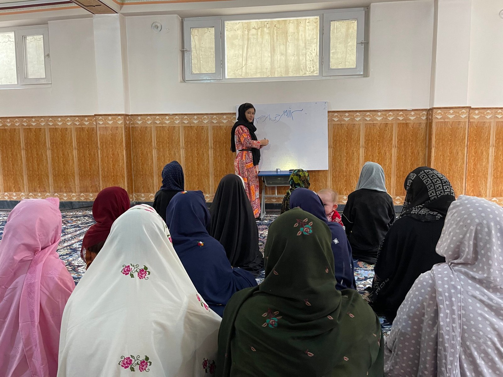 روز جهانی آموزش؛ آیا برای دختران افغانستان هنوز معنایی دارد؟ امروز، ۲۴ جنوری ۲۰۲۶، «روز جهانی آموزش» در حالی فرا می‌رسد که میلیون‌ها دختر در افغانستان از ابتدایی‌ترین حق انسانی و اساسی خود محروم‌اند. دخترانی که تنها «جرم»‌شان داشتن رؤیا، میل به دانستن، آموختن و ساختن آینده‌ای روشن برای خود و کشورشان است. بیش از چهار سال می‌گذرد که دختران بالاتر از صنف ششم از ادامه‌ی تحصیل منع شده‌اند و دروازه‌های مکاتب و دانشگاه‌ها به‌روی آنان «تا امر ثانی» بسته مانده است؛ امری که هنوز زمان پایان آن روشن نیست. آموزش، حقی بنیادین برای هر انسان است، اما شماری از دختران دانش‌آموز می‌گویند با بسته‌شدن مکاتب، نه‌تنها از آموختن بازمانده‌اند، بلکه امیدشان به ساختن آینده‌ای بهتر نیز از میان رفته است. محروم‌کردن دختران افغانستان از آموزش، تنها نقض آشکار حقوق بشر نیست؛ بلکه به‌معنای حذف هدفمند نیمی از جامعه از حیات اجتماعی، اقتصادی و فرهنگی کشور است. پرسش اساسی این است که آیا می‌توان با حذف زنان و دختران، به پیشرفت، عدالت و توسعه‌ی پایدار دست یافت؟ شماری از دختران بازمانده از تحصیل می‌گویند با بسته‌شدن مکاتب متوسطه، لیسه‌ها و دانشگاه‌ها از سوی طالبان، تمام آرزوهایشان فرو ریخته و از حقوق انسانی و بنیادی خود محروم شده‌اند. آنان تأکید می‌کنند که جامعه‌ی جهانی نباید در برابر این تبعیض سیستماتیک سکوت کند؛ چرا که ادامه‌ی این وضعیت می‌تواند به افزایش ازدواج‌های زودهنگام، گسترش فقر و تعمیق نابرابری‌های ساختاری در افغانستان منجر شود. بیش از چهار سال است که مکاتب و پوهنتون‌ها یکی پس از دیگری بسته شده‌اند. پیش از همه، استادان، محصلان و افراد تحصیل‌کرده یا مجبور به ترک کشور شده‌اند، یا زیر فشار شرایط موجود به سکوت و انزوا تن داده‌اند. فعالان حقوق بشر و نهادهای بین‌المللی بارها نسبت به تداوم این محدودیت‌ها هشدار داده و خواستار بازگشایی مکاتب و پوهنتون‌ها برای دختران و زنان شده‌اند. در این مسیر، بسیاری از دختران و فعالان مدنی هزینه‌های سنگینی پرداخته‌اند؛ اما با وجود این فشارها، هنوز تغییری در سیاست‌های حاکم ایجاد نشده است. این وضعیت، فاجعه‌ای انسانی و ضربه‌ای جدی نه‌تنها به زنان، بلکه به آینده‌ی افغانستان است؛ ضربه‌ای که توسعه‌ی ملی، اقتصاد، ثبات اجتماعی و سرنوشت نسل‌های آینده را با خطر روبه‌رو می‌کند. شازیه، دانش‌آموز صنف نهم بود که با بسته‌شدن مکتب‌ها از تحصیل بازماند. او اکنون روزهایش را با نقاشی و اندیشیدن در گوشه‌ای از خانه سپری می‌کند. محدودیت‌های آموزشی، بسیاری از دختران را نسبت به زندگی و آینده‌شان ناامید ساخته است. زحل، که دانش‌آموز صنف دوازدهم بود و از ادامه‌ی آموزش محروم شده است، همچنان آرزو دارد دروازه‌های مکتب و دانشگاه دوباره به‌روی دختران باز شود. او می‌گوید: «من یکی از دانش‌آموزانی هستم که از آموزش محروم شدیم. آرزو داشتم داکتر شوم و به مردم و کشورم خدمت کنم، اما اکنون احساس می‌کنم تمام آرزوهایم بر باد رفته و امیدی برای آینده ندارم.» ریچارد بنت، گزارشگر ویژه‌ی سازمان ملل متحد در امور حقوق بشر افغانستان، به مناسبت ۲۴ جنوری، روز جهانی آموزش، تأکید کرده است که همه‌ی مردم افغانستان باید به آموزش باکیفیت و عالی دسترسی داشته باشند. به گفته‌ی او، ممنوعیت آموزشی دختران و زنان از سوی طالبان، نه‌تنها زندگی آنان، بلکه آینده‌ی کل کشور را تحت تأثیر قرار می‌دهد. این در حالی است که طالبان پس از به‌دست‌گرفتن قدرت در آگست ۲۰۲۱ میلادی، دروازه‌های مکاتب بالاتر از صنف ششم و دانشگاه‌ها را به‌روی دختران بستند و تاکنون نه‌تنها تغییری در این سیاست ایجاد نکرده‌اند، بلکه محدودیت‌ها را تشدید کرده‌اند. سازمان ملل متحد اعلام کرده است که دست‌کم ۲.۲ میلیون دختر نوجوان از آموزش رسمی محروم شده‌اند؛ وضعیتی که به‌گونه‌ی مستقیم آینده‌ی آنان و جامعه‌ی افغانستان را به خطر می‌اندازد. راضیه علی‌زاده