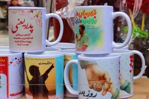 روز پدر در افغانستان به مناسبت میلاد با سعادت امام علی «ع » که نمونه کامل فداکاری، شجاعت ‌‌و مهربانی است گرامی داشت به عمل مییاید. با فرا رسیدن ۱۳ رجب سال روز ولادت با سعادت حضرت علی و روز پدر در کشور محافل و همایش های متعدد برگزار می‌شود و باشنده گان کابل این روز را بخاطر خوشی و احترام به پدر با خوشحالی و امکانات کم و زیاد شان تجلیل می‌کنند. تعدادی از باشنده گان کابل میگویند؛ روزی پدر روزی است که از عشق، فداکاری و تلاش های بی پایان پدران شان گرامی داشت می نمایند و همیچنان میگویند که تجلیل از روز پدر مانند هر چشن دیگر در افغانستان برای ما از ارزش خاصی برخوردار است. مردم در این روز برای تجلیل از روز پدر تحفه های مختلف از قبیل خرید لباس‌های سنتی مانند پیراهن تنبان، واسکت ،کرتی ،تسبیح، و انواع از وسایل به اندازه توان شان میخرند و بعضی افراد هم بخاطر شرایطی بدی اقتصادی توان خرید هدایای گران قیمت را ندارد ولی بادادن شاخه‌ی گل از زحمات‌ پدر شان قدردانی میکنند و یا با بوسیدن دست و صورت اش پدر خودخوشحال مینمایند . برخی هم میگویند که تجلیل از این روزها فرصتی برای گرد هم آمدن خانواده‌ها و ساختن خاطره‌‌های خوش است. بعضی از خانواده ها با آوردن کیک و پختن غذاهای متفاوت دور هم جمع می‌شود ‌‌روز پدر را تحلیل میکند. یکی از باشنده گان کابل میگوید پدر «ستون خانواده» است . سال قبل مردم برای تجلیل از این روز به زیارت سخی جان می‌رفتن و یا در مساجد یا مراکز علمی و فرهنگی که به مناسبت میلاد امام علی برگزار می شد اما امسال زیارت سخی جان برای رفت و آمد مردم مسدود شده است از سال های قبل این رسم میان مردم ما مروج است برای تجلیل از این روز با وجود چالش‌های اقتصادی گسترده مردم همچنان سعی می‌کنند این روز را به عنوان فرصتی برای قدردانی از زحمات پدران شان گرامی بدارند . راضیه علی زاده