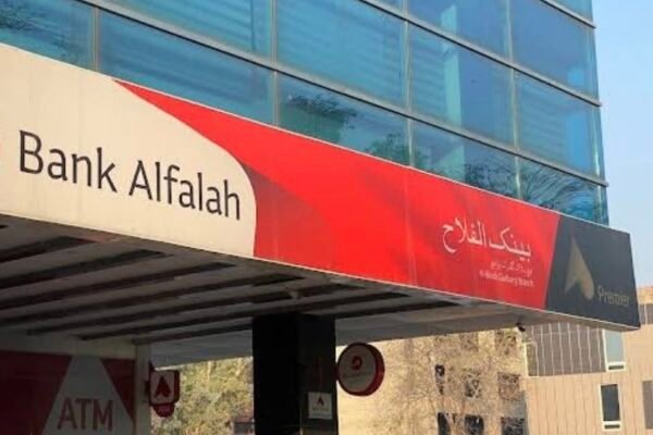 خبرگزاری بانو: بانک الفلاح، یکی از بزرگترین بانک‌های تجاری پاکستان، روز سه‌شنبه اعلام کرد که فعالیتش را در افغانستان متوقف کرده و از این کشور خارج می‌شود. روزنامه پاکستانی «بزنس ریکاردر» در گزارشی گفته که این بانک در اطلاعیه‌ای به بورس پاکستان موضوع خروج از افغانستان را ابلاغ کرده است. در گزارش این روزنامه آمده که بانک الفلاح پیشنهاد واگذاری فعالیت‌های خود در افغانستان را به غضنفر بانک داده و بانک دولتی پاکستان و بانک مرکزی افغانستان مجوزهای نظارتی را اعطا کرده‌اند که به غضنفر بانک امکان می‌دهد بررسی‌های لازم را آغاز کند. گفتنی است که بانک الفلاح در افغانستان شعبه‌ای از یک بانک پاکستانی است که مالکیت اصلی آن در دست گروهی از سرمایه‌گذاران اماراتی است و با سرمایه‌گذاری مشترک پاکستانی‌ها به عنوان یک بانک تجاری اسلامی در افغانستان شروع به کار کرده است.