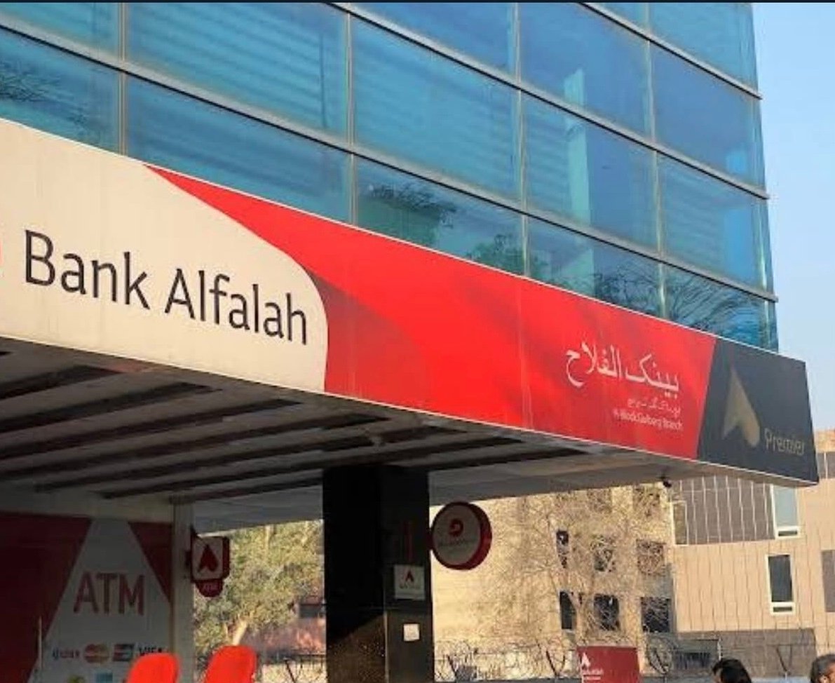 خبرگزاری بانو: بانک الفلاح، یکی از بزرگترین بانک‌های تجاری پاکستان، روز سه‌شنبه اعلام کرد که فعالیتش را در افغانستان متوقف کرده و از این کشور خارج می‌شود. روزنامه پاکستانی «بزنس ریکاردر» در گزارشی گفته که این بانک در اطلاعیه‌ای به بورس پاکستان موضوع خروج از افغانستان را ابلاغ کرده است. در گزارش این روزنامه آمده که بانک الفلاح پیشنهاد واگذاری فعالیت‌های خود در افغانستان را به غضنفر بانک داده و بانک دولتی پاکستان و بانک مرکزی افغانستان مجوزهای نظارتی را اعطا کرده‌اند که به غضنفر بانک امکان می‌دهد بررسی‌های لازم را آغاز کند. گفتنی است که بانک الفلاح در افغانستان شعبه‌ای از یک بانک پاکستانی است که مالکیت اصلی آن در دست گروهی از سرمایه‌گذاران اماراتی است و با سرمایه‌گذاری مشترک پاکستانی‌ها به عنوان یک بانک تجاری اسلامی در افغانستان شروع به کار کرده است.