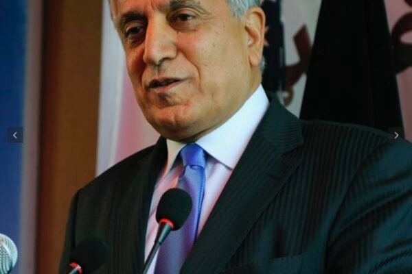 خبرگزاری بانو: زخمی خلیل‌زاد، نماینده پیشین امریکا برای صلح افغانستان، با اشاره به اظهارات روز گذشته شریف چودریِ، سخنگوی ارتش پاکستان، گفته که اسلام‌آباد باید با طالبان توافق‌نامه امضا کنند. خلیل‌زاد افزوده که توافق‌نامه دوحه میان امریکا و طالبان، مسایل بین اسلام‌آباد و طالبان را در بر نمی‌گیرد، از این رو، لازم است که یک توافق مشابه میان طالبان و پاکستان امضا گردد که در آن دو طرف متعهد شوند اجازه ندهند هیچ فرد یا گروهی، از جمله داعش و تحریک طالبان پاکستان، از قلمروشان برای تهدید امنیت طرف مقابل استفاده کند. خلیل‌زاد در ادامه به گفتگوهایش با مقامات طالبان در جریان سفر اخیرش به کابل اشاره کرده و گفته که طالبان آمادگی مذاکره بر سر چنین توافقی را دارند.