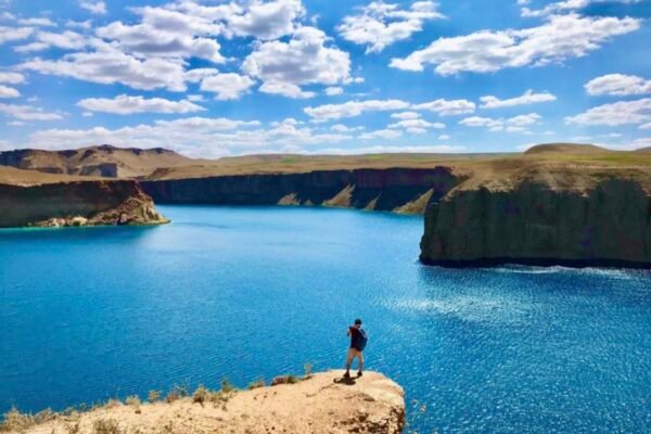 مسدود شدن زیارتگاه‌ها و پارک‌های تفریحی؛ تداوم محدودیت‌ها علیه زنان ولایت بامیان به‌عنوان یکی از مهم‌ترین مناطق تاریخی، باستانی و گردشگری افغانستان شناخته می‌شود. این ولایت هر سال میزبان شمار زیادی از گردشگران داخلی و خارجی است؛ با این حال، در حالی‌ که بازدید گردشگران خارجی از این منطقه مجاز است، زنان افغان از دسترسی به بسیاری از مکان‌های تفریحی و گردشگری، از جمله پارک‌ها و جاذبه‌های طبیعی، منع شده‌اند. برخی دختران جوان در گفت‌وگو با بانو نیوز می‌گویند طالبان برای پنهان‌کردن چهره واقعی خود و جلب حمایت خارجی، امکانات گسترده‌ای را برای گردشگران خارجی فراهم می‌کنند، اما زنان داخل کشور قربانی مستقیم این سیاست‌ها هستند. با وجود ممنوعیت پیشین ورود زنان به پارک‌های تفریحی، اکنون محدودیت‌ها به زیارتگاه‌ها نیز گسترش یافته است. به‌تازگی، زیارتگاه «سخی شاه مردان» در منطقه کارته‌سخی شهر کابل—که از جایگاه مذهبی مهمی میان مردم برخوردار است—برای زنان مسدود شده است. این زیارتگاه پیش‌تر محل عبادت و نیایش شهروندان، به‌ویژه خانواده‌ها، بود. شهناز، باشنده کابل، در این باره می‌گوید: «همراه خانواده‌ام برای بازدید آثار تاریخی بامیان رفتیم. دیدن مسیر بامیان برای من تحقق یکی از بزرگ‌ترین آرزوهایم بود. شب که رسیدیم، از شدت شوق خوابم نبرد. فردا با ذوق فراوان راهی آبشار شدم، اما وقتی رسیدم، دیدم یک طالب مسلح نشسته و فقط به مردان اجازه ورود می‌دهد. آن‌جا با تمام وجود شکستم و ناامید به اقامتگاه برگشتم. چهار سال است قربانی می‌شویم و هیچ اقدام عملی صورت نمی‌گیرد؛ حتی سازمان ملل فقط نظاره‌گر است و در حد محکوم‌کردن باقی مانده. ما زنان افغان واقعاً خسته شده‌ایم.» آذر عظیمی، باشنده ناحیه ششم کابل، نیز می‌گوید: «در دوره جمهوریت دختری فعال بودم؛ هم درس می‌خواندم و هم ورزش می‌کردم. با آمدن طالبان، هم مکتب بسته شد و هم از فعالیت‌های اجتماعی و ورزشی محروم شدیم. وقتی نه جایی برای رفتن داری و نه کاری برای انجام‌دادن، افسردگی و فشار روانی سراغت می‌آید. زیارت کارته‌سخی تنها جایی بود که با خانواده می‌رفتیم؛ هم زیارت می‌کردیم و هم تغییر هوا می‌دادیم. حالا همان‌جا هم به روی ما بسته شده، حتی برای نماز. احساس می‌کنم در وطن خودم بیگانه‌ام. در هیچ جای اسلام گفته نشده که رفتن زن به پارک یا زیارت گناه است.» رزیتا، باشنده ولایت غزنی، می‌گوید: «همراه شوهر و دو فرزندم برای بازدید بامیان رفته بودیم. هنگام قایق‌سواری، طالبان اجازه ندادند من سوار شوم و فقط شوهرم با کودکان قایق‌سواری کرد. به جرم زن‌بودن از دیدن همه مکان‌ها محروم شدم. حالا هم که زیارت کارته‌سخی را بسته‌اند. آیا زن مسلمان نیست؟ مگر خدا فقط خدای مردان است؟» این در حالی است که طی چهار سال گذشته، طالبان حضور زنان را در مکان‌های عمومی از جمله مکاتب، دانشگاه‌ها، پارک‌های تفریحی، سالن‌های ورزشی، آرایشگاه‌ها، حمام‌های عمومی و اکنون زیارتگاه‌ها، ممنوع کرده‌اند. Vida Abdali ۱۴۰۴/۱۰/۱۳