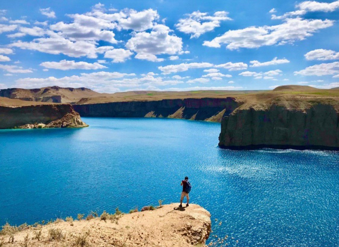 مسدود شدن زیارتگاه‌ها و پارک‌های تفریحی؛ تداوم محدودیت‌ها علیه زنان ولایت بامیان به‌عنوان یکی از مهم‌ترین مناطق تاریخی، باستانی و گردشگری افغانستان شناخته می‌شود. این ولایت هر سال میزبان شمار زیادی از گردشگران داخلی و خارجی است؛ با این حال، در حالی‌ که بازدید گردشگران خارجی از این منطقه مجاز است، زنان افغان از دسترسی به بسیاری از مکان‌های تفریحی و گردشگری، از جمله پارک‌ها و جاذبه‌های طبیعی، منع شده‌اند. برخی دختران جوان در گفت‌وگو با بانو نیوز می‌گویند طالبان برای پنهان‌کردن چهره واقعی خود و جلب حمایت خارجی، امکانات گسترده‌ای را برای گردشگران خارجی فراهم می‌کنند، اما زنان داخل کشور قربانی مستقیم این سیاست‌ها هستند. با وجود ممنوعیت پیشین ورود زنان به پارک‌های تفریحی، اکنون محدودیت‌ها به زیارتگاه‌ها نیز گسترش یافته است. به‌تازگی، زیارتگاه «سخی شاه مردان» در منطقه کارته‌سخی شهر کابل—که از جایگاه مذهبی مهمی میان مردم برخوردار است—برای زنان مسدود شده است. این زیارتگاه پیش‌تر محل عبادت و نیایش شهروندان، به‌ویژه خانواده‌ها، بود. شهناز، باشنده کابل، در این باره می‌گوید: «همراه خانواده‌ام برای بازدید آثار تاریخی بامیان رفتیم. دیدن مسیر بامیان برای من تحقق یکی از بزرگ‌ترین آرزوهایم بود. شب که رسیدیم، از شدت شوق خوابم نبرد. فردا با ذوق فراوان راهی آبشار شدم، اما وقتی رسیدم، دیدم یک طالب مسلح نشسته و فقط به مردان اجازه ورود می‌دهد. آن‌جا با تمام وجود شکستم و ناامید به اقامتگاه برگشتم. چهار سال است قربانی می‌شویم و هیچ اقدام عملی صورت نمی‌گیرد؛ حتی سازمان ملل فقط نظاره‌گر است و در حد محکوم‌کردن باقی مانده. ما زنان افغان واقعاً خسته شده‌ایم.» آذر عظیمی، باشنده ناحیه ششم کابل، نیز می‌گوید: «در دوره جمهوریت دختری فعال بودم؛ هم درس می‌خواندم و هم ورزش می‌کردم. با آمدن طالبان، هم مکتب بسته شد و هم از فعالیت‌های اجتماعی و ورزشی محروم شدیم. وقتی نه جایی برای رفتن داری و نه کاری برای انجام‌دادن، افسردگی و فشار روانی سراغت می‌آید. زیارت کارته‌سخی تنها جایی بود که با خانواده می‌رفتیم؛ هم زیارت می‌کردیم و هم تغییر هوا می‌دادیم. حالا همان‌جا هم به روی ما بسته شده، حتی برای نماز. احساس می‌کنم در وطن خودم بیگانه‌ام. در هیچ جای اسلام گفته نشده که رفتن زن به پارک یا زیارت گناه است.» رزیتا، باشنده ولایت غزنی، می‌گوید: «همراه شوهر و دو فرزندم برای بازدید بامیان رفته بودیم. هنگام قایق‌سواری، طالبان اجازه ندادند من سوار شوم و فقط شوهرم با کودکان قایق‌سواری کرد. به جرم زن‌بودن از دیدن همه مکان‌ها محروم شدم. حالا هم که زیارت کارته‌سخی را بسته‌اند. آیا زن مسلمان نیست؟ مگر خدا فقط خدای مردان است؟» این در حالی است که طی چهار سال گذشته، طالبان حضور زنان را در مکان‌های عمومی از جمله مکاتب، دانشگاه‌ها، پارک‌های تفریحی، سالن‌های ورزشی، آرایشگاه‌ها، حمام‌های عمومی و اکنون زیارتگاه‌ها، ممنوع کرده‌اند. Vida Abdali ۱۴۰۴/۱۰/۱۳