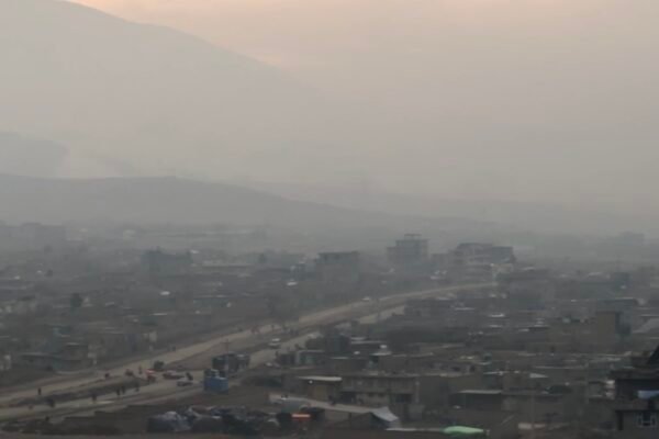 افزایش آلودگی هوا در کابل؛ شهروندان از پیامدهای جدی صحی شکایت دارند افزایش آلودگی هوا در فصل زمستان، زندگی روزمره شهروندان کابل را با دشواری‌های جدی روبه‌رو کرده و نگرانی‌ها درباره پیامدهای صحی آن به‌گونه چشم‌گیر افزایش یافته است. شماری از باشندگان شهر کابل می‌گویند که آلودگی هوا نه‌تنها فعالیت‌های روزانه‌شان را مختل کرده، بلکه باعث افزایش بیماری‌های تنفسی، حساسیت‌ها و مشکلات صحی، به‌ویژه در میان کودکان، سالمندان و بیماران شده است. عاطفه ایوبی، یکی از باشندگان کابل، استفاده از مواد سوخت بی‌کیفیت را از عوامل اصلی آلودگی هوا می‌داند. او می‌گوید بسیاری از خانواده‌ها به‌دلیل مشکلات اقتصادی ناچار به استفاده از پلاستیک و سایر مواد مضر به‌عنوان سوخت هستند؛ موادی که به‌شدت آلودگی هوا را افزایش می‌دهد. به گفته او، این وضعیت موجب تشدید مشکلات تنفسی و بیماری‌های ریوی در میان شهروندان شده است. وی تأکید می‌کند که افزایش آگاهی عمومی می‌تواند نقش مهمی در کاهش این معضل داشته باشد. باشندگان کابل همچنان استفاده از سوخت‌های بی‌کیفیت، سوزاندن زباله‌ها و مواد پلاستیکی، دود وسایط نقلیه، مصرف زغال‌سنگ تصفیه‌نشده در حمام‌ها، نانوایی‌ها و بلندمنزل‌ها، و نبود نظارت مؤثر را از عوامل اصلی تشدید آلودگی هوا عنوان می‌کنند. کبرا، باشنده ناحیه سیزدهم کابل، می‌گوید آلودگی هوا به‌ویژه در ساعات صبح و شب به حدی افزایش یافته که رفت‌وآمد عادی، از جمله رفتن به کورس‌های آموزشی، برایش دشوار شده است. او استفاده گسترده از زغال، چوب و نفت برای گرم‌کردن خانه‌ها را از دلایل اصلی افزایش آلودگی هوا در زمستان می‌داند. هرچند آمار دقیقی از میزان مرگ‌ومیر ناشی از آلودگی هوا در افغانستان در دست نیست، اما پزشکان از افزایش قابل توجه بیماران مبتلا به مشکلات تنفسی در کابل خبر می‌دهند. داکتر نصرت‌الله آرش، متخصص امراض داخله و آلرژی، می‌گوید هوای پاک نقش حیاتی در حفظ سلامت انسان دارد و گازهای مضر ناشی از سوخت‌هایی چون تیل، زغال‌سنگ، مواد صنعتی و کیمیاوی می‌تواند باعث بروز بیماری‌های گوناگون دستگاه تنفسی شود. به گفته او، آلرژی، تنگی نفس، سرفه‌های دوامدار، سردردهای حساسیتی، بدن‌درد و احساس کسالت از پیامدهای مستقیم تنفس هوای آلوده است. این پزشک تأکید می‌کند که آلودگی هوا در فصل زمستان نسبت به سایر فصل‌ها افزایش می‌یابد، زیرا شهروندان بیشتر از مواد سوخت آلاینده استفاده می‌کنند. او به مردم توصیه می‌کند که در حد امکان از سوخت‌های باکیفیت استفاده کرده و هنگام بیرون‌شدن از خانه ماسک بزنند. در همین حال، شماری از شهروندان از عملکرد مسوولان انتقاد کرده و می‌گویند اقدام‌های مؤثری برای کنترل آلودگی هوا انجام نشده است؛ در حالی که کابل در سال‌های اخیر بارها در فهرست آلوده‌ترین پایتخت‌های جهان قرار داشته است. اداره ملی حفاظت از محیط زیست حکومت طالبان اعلام کرده که اقدام‌هایی مانند آسفالت جاده‌ها، انتقال کارخانه‌ها به خارج از محدوده‌های شهری و تلاش برای کاهش مصرف سوخت‌های بی‌کیفیت را روی دست گرفته است. با این حال، افزایش جمعیت شهری، تغییرات اقلیمی و خشکسالی‌های طولانی‌مدت نیز از عوامل تشدید آلودگی هوا در کشور دانسته می‌شود. راضیه علی زاده