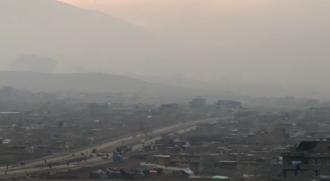 افزایش آلودگی هوا در کابل؛ شهروندان از پیامدهای جدی صحی شکایت دارند افزایش آلودگی هوا در فصل زمستان، زندگی روزمره شهروندان کابل را با دشواری‌های جدی روبه‌رو کرده و نگرانی‌ها درباره پیامدهای صحی آن به‌گونه چشم‌گیر افزایش یافته است. شماری از باشندگان شهر کابل می‌گویند که آلودگی هوا نه‌تنها فعالیت‌های روزانه‌شان را مختل کرده، بلکه باعث افزایش بیماری‌های تنفسی، حساسیت‌ها و مشکلات صحی، به‌ویژه در میان کودکان، سالمندان و بیماران شده است. عاطفه ایوبی، یکی از باشندگان کابل، استفاده از مواد سوخت بی‌کیفیت را از عوامل اصلی آلودگی هوا می‌داند. او می‌گوید بسیاری از خانواده‌ها به‌دلیل مشکلات اقتصادی ناچار به استفاده از پلاستیک و سایر مواد مضر به‌عنوان سوخت هستند؛ موادی که به‌شدت آلودگی هوا را افزایش می‌دهد. به گفته او، این وضعیت موجب تشدید مشکلات تنفسی و بیماری‌های ریوی در میان شهروندان شده است. وی تأکید می‌کند که افزایش آگاهی عمومی می‌تواند نقش مهمی در کاهش این معضل داشته باشد. باشندگان کابل همچنان استفاده از سوخت‌های بی‌کیفیت، سوزاندن زباله‌ها و مواد پلاستیکی، دود وسایط نقلیه، مصرف زغال‌سنگ تصفیه‌نشده در حمام‌ها، نانوایی‌ها و بلندمنزل‌ها، و نبود نظارت مؤثر را از عوامل اصلی تشدید آلودگی هوا عنوان می‌کنند. کبرا، باشنده ناحیه سیزدهم کابل، می‌گوید آلودگی هوا به‌ویژه در ساعات صبح و شب به حدی افزایش یافته که رفت‌وآمد عادی، از جمله رفتن به کورس‌های آموزشی، برایش دشوار شده است. او استفاده گسترده از زغال، چوب و نفت برای گرم‌کردن خانه‌ها را از دلایل اصلی افزایش آلودگی هوا در زمستان می‌داند. هرچند آمار دقیقی از میزان مرگ‌ومیر ناشی از آلودگی هوا در افغانستان در دست نیست، اما پزشکان از افزایش قابل توجه بیماران مبتلا به مشکلات تنفسی در کابل خبر می‌دهند. داکتر نصرت‌الله آرش، متخصص امراض داخله و آلرژی، می‌گوید هوای پاک نقش حیاتی در حفظ سلامت انسان دارد و گازهای مضر ناشی از سوخت‌هایی چون تیل، زغال‌سنگ، مواد صنعتی و کیمیاوی می‌تواند باعث بروز بیماری‌های گوناگون دستگاه تنفسی شود. به گفته او، آلرژی، تنگی نفس، سرفه‌های دوامدار، سردردهای حساسیتی، بدن‌درد و احساس کسالت از پیامدهای مستقیم تنفس هوای آلوده است. این پزشک تأکید می‌کند که آلودگی هوا در فصل زمستان نسبت به سایر فصل‌ها افزایش می‌یابد، زیرا شهروندان بیشتر از مواد سوخت آلاینده استفاده می‌کنند. او به مردم توصیه می‌کند که در حد امکان از سوخت‌های باکیفیت استفاده کرده و هنگام بیرون‌شدن از خانه ماسک بزنند. در همین حال، شماری از شهروندان از عملکرد مسوولان انتقاد کرده و می‌گویند اقدام‌های مؤثری برای کنترل آلودگی هوا انجام نشده است؛ در حالی که کابل در سال‌های اخیر بارها در فهرست آلوده‌ترین پایتخت‌های جهان قرار داشته است. اداره ملی حفاظت از محیط زیست حکومت طالبان اعلام کرده که اقدام‌هایی مانند آسفالت جاده‌ها، انتقال کارخانه‌ها به خارج از محدوده‌های شهری و تلاش برای کاهش مصرف سوخت‌های بی‌کیفیت را روی دست گرفته است. با این حال، افزایش جمعیت شهری، تغییرات اقلیمی و خشکسالی‌های طولانی‌مدت نیز از عوامل تشدید آلودگی هوا در کشور دانسته می‌شود. راضیه علی زاده