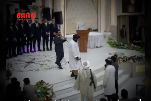 خبرگزاری بانو: منابع محلی در ولایت هرات می‌گویند که محتسبان امر به‌ معروف و نهی از منکر طالبان شب گذشته با ورود به مراسم جشن فراغت شماری از دانش‌جویان، نکتایی‌های آنان را به زور کشیده‌اند. به گفته منابع، این رویداد شب شنبه، ۲۷ جدی، در جریان برگزاری بیست‌ونهمین جشن فراغت دانشکده طب هرات رخ داده؛ مراسمی که با حضور حدود ۵۰ دانش‌جو برگزار شده بود. شاهدان می‌گویند محتسبان طالبان بدون توجه به ماهیت آموزشی و فرهنگی برنامه، وارد محل مراسم شده و با برخوردهای تحقیرآمیز، فضای جشن را برهم زده‌اند. تصویری که از این رویداد در شبکه‌های اجتماعی پخش شده، سه تن از افراد امر به‌ معروف طالبان را با چپن‌های سفید و تفنگ در دست، در برابر دانش‌جویان نشان می‌دهد؛ تصویری که واکنش‌های گسترده‌ای را برانگیخته است. این رویداد در حالی رخ می‌دهد که پس از بازگشت طالبان به قدرت، محدودیت‌های شدید پوششی بر دانش‌جویان و دانش‌آموزان اعمال شده و آنان مکلف به پوشیدن پیراهن‌ و تنبان، داشتن ریش و استفاده از کلاه در محیط‌های آموزشی شده‌اند. پیش‌تر نیز گزارش‌هایی از بازداشت یک هتل‌دار در هرات به‌دلیل نداشتن ریش و استفاده از نکتایی منتشر شده بود. همچنین در روزهای اخیر، محتسبان طالبان زنان را به‌دلیل آنچه «حجاب نامناسب» خوانده می‌شود، از موترها و تاکسی‌ها پیاده کرده‌اند. باشنده‌گان هرات می‌گویند افزایش این سخت‌گیری‌ها، زنده‌گی روزمره شهروندان را به‌شدت مختل کرده و احساس ناامنی و فشار اجتماعی را در میان مردم گسترش داده است.