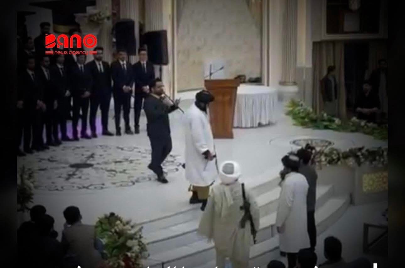 خبرگزاری بانو: منابع محلی در ولایت هرات می‌گویند که محتسبان امر به‌ معروف و نهی از منکر طالبان شب گذشته با ورود به مراسم جشن فراغت شماری از دانش‌جویان، نکتایی‌های آنان را به زور کشیده‌اند. به گفته منابع، این رویداد شب شنبه، ۲۷ جدی، در جریان برگزاری بیست‌ونهمین جشن فراغت دانشکده طب هرات رخ داده؛ مراسمی که با حضور حدود ۵۰ دانش‌جو برگزار شده بود. شاهدان می‌گویند محتسبان طالبان بدون توجه به ماهیت آموزشی و فرهنگی برنامه، وارد محل مراسم شده و با برخوردهای تحقیرآمیز، فضای جشن را برهم زده‌اند. تصویری که از این رویداد در شبکه‌های اجتماعی پخش شده، سه تن از افراد امر به‌ معروف طالبان را با چپن‌های سفید و تفنگ در دست، در برابر دانش‌جویان نشان می‌دهد؛ تصویری که واکنش‌های گسترده‌ای را برانگیخته است. این رویداد در حالی رخ می‌دهد که پس از بازگشت طالبان به قدرت، محدودیت‌های شدید پوششی بر دانش‌جویان و دانش‌آموزان اعمال شده و آنان مکلف به پوشیدن پیراهن‌ و تنبان، داشتن ریش و استفاده از کلاه در محیط‌های آموزشی شده‌اند. پیش‌تر نیز گزارش‌هایی از بازداشت یک هتل‌دار در هرات به‌دلیل نداشتن ریش و استفاده از نکتایی منتشر شده بود. همچنین در روزهای اخیر، محتسبان طالبان زنان را به‌دلیل آنچه «حجاب نامناسب» خوانده می‌شود، از موترها و تاکسی‌ها پیاده کرده‌اند. باشنده‌گان هرات می‌گویند افزایش این سخت‌گیری‌ها، زنده‌گی روزمره شهروندان را به‌شدت مختل کرده و احساس ناامنی و فشار اجتماعی را در میان مردم گسترش داده است.