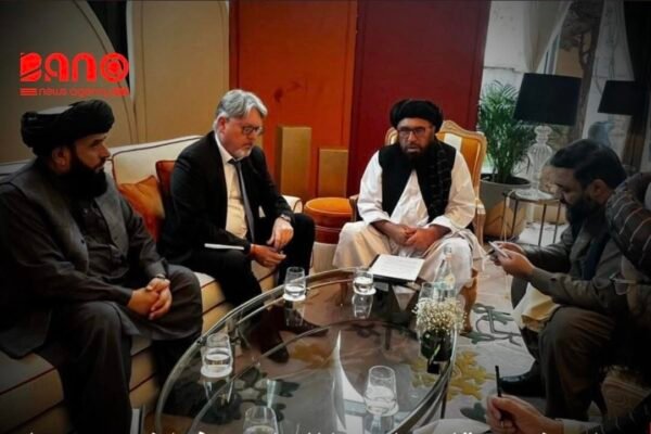 خبرگزاری بانو: وزارت صحت عامه طالبان اعلام کرده است که معاون ارائه خدمات صحی این وزارت، در حاشیه سفر رسمی به قطر، با شارژدافیر فرانسه برای افغانستان دیدار و گفت‌وگو کرده است. بر بنیاد معلومات نشرشده، در این دیدار درباره وضعیت کنونی سکتور صحی، نیازهای فوری شفاخانه‌ها، تداوم حمایت‌های فرانسه و راه‌های ارتقای ظرفیت داکتران افغانستان تبادل نظر صورت گرفته است. دو طرف همچنین بر گسترش همکاری‌های تخنیکی، به‌ویژه در چارچوب فعالیت‌های شفاخانه فرانسوی «FMIC»، تأکید کرده‌اند. این گفت‌وگوها در حالی انجام می‌شود که نظام صحی افغانستان با کمبود منابع، محدودیت نیروی متخصص و چالش‌های مالی جدی روبه‌رو است و بخش بزرگی از خدمات صحی همچنان به کمک‌های خارجی وابسته باقی مانده است. ناظران می‌گویند تداوم چنین تماس‌ها می‌تواند برای حفظ حداقل خدمات صحی حیاتی باشد، هرچند آینده این همکاری‌ها به تحولات سیاسی و رویکرد کشورها در قبال طالبان گره خورده است.