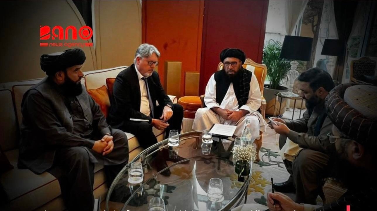 خبرگزاری بانو: وزارت صحت عامه طالبان اعلام کرده است که معاون ارائه خدمات صحی این وزارت، در حاشیه سفر رسمی به قطر، با شارژدافیر فرانسه برای افغانستان دیدار و گفت‌وگو کرده است. بر بنیاد معلومات نشرشده، در این دیدار درباره وضعیت کنونی سکتور صحی، نیازهای فوری شفاخانه‌ها، تداوم حمایت‌های فرانسه و راه‌های ارتقای ظرفیت داکتران افغانستان تبادل نظر صورت گرفته است. دو طرف همچنین بر گسترش همکاری‌های تخنیکی، به‌ویژه در چارچوب فعالیت‌های شفاخانه فرانسوی «FMIC»، تأکید کرده‌اند. این گفت‌وگوها در حالی انجام می‌شود که نظام صحی افغانستان با کمبود منابع، محدودیت نیروی متخصص و چالش‌های مالی جدی روبه‌رو است و بخش بزرگی از خدمات صحی همچنان به کمک‌های خارجی وابسته باقی مانده است. ناظران می‌گویند تداوم چنین تماس‌ها می‌تواند برای حفظ حداقل خدمات صحی حیاتی باشد، هرچند آینده این همکاری‌ها به تحولات سیاسی و رویکرد کشورها در قبال طالبان گره خورده است.