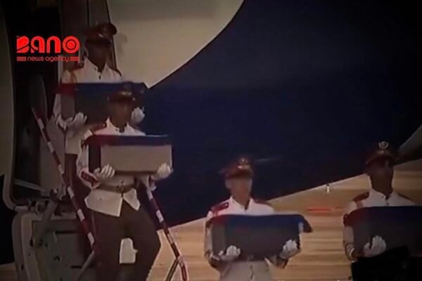 خبرگزاری بانو: بقایای اجساد ۳۲ شهروند کوبایی که در جریان یورش سوم جنوری نیروهای ویژه دلتای ایالات متحده برای دستگیری نیکلاس مادورو، رئیس‌جمهور ونزوئلا، جان باخته بودند، در جعبه‌های کوچک به پایتخت کوبا، هاوانا، منتقل شد. بر اساس گزارش‌ها، این افراد در جریان عملیاتی کشته شده‌اند که هدف آن بازداشت نیکلاس مادورو عنوان شده بود؛ عملیاتی که تاکنون از سوی مقام‌های امریکایی به‌گونه رسمی توضیح داده نشده است. بازگشت اجساد در شرایطی صورت می‌گیرد که این رویداد پرسش‌های جدی درباره ابعاد انسانی و حقوقی چنین عملیات‌های برون‌مرزی را برانگیخته است. مقام‌های کوبایی هنوز جزئیات بیشتری درباره هویت قربانیان و نقش آنان در این رویداد منتشر نکرده‌اند، اما این حادثه می‌تواند تنش‌های سیاسی میان هاوانا، کاراکاس و واشینگتن را بیش از پیش تشدید کند.