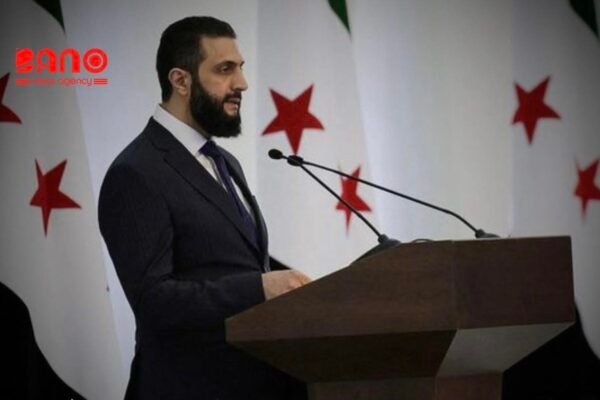 خبرگزاری بانو: احمد شرع، رییس‌جمهور سوریه، با صدور فرمانی تازه، نوروز را «تعطیلی رسمی با معاش» در سراسر این کشور اعلام کرد و از این مناسبت به‌عنوان «جشن ملی» یاد نمود. بر بنیاد این فرمان که روز جمعه، ۲۶ جدی صادر شده، نوروز نماد فرا رسیدن بهار، همبستگی و برادری میان شهروندان سوریه خوانده شده است. طبق این تصمیم، تمامی نهادهای دولتی و عمومی مکلف‌اند نوروز را به‌عنوان تعطیلی رسمی رعایت کنند؛ در حالی‌ که پیش از این، این مناسبت تنها به‌عنوان یک رویداد فرهنگی شناخته می‌شد. در فرمان ریاست‌جمهوری سوریه تأکید شده است که این اقدام در راستای تقویت وحدت ملی و به‌رسمیت‌شناختن تنوع فرهنگی و اجتماعی در این کشور اتخاذ شده است؛ تصمیمی که از نظر ناظران، پیامی سیاسی در جهت کاهش تنش‌های قومی و فرهنگی نیز در خود دارد. نوروز به‌گونه سنتی در شماری از کشورها و مناطق دارای پیشینه فرهنگی مشترک در آسیای میانه، جنوب و غرب آسیا، به‌ویژه افغانستان، ایران و تاجیکستان، گرامی داشته می‌شود. این در حالی است که در افغانستان، طالبان پس از بازگشت دوباره به قدرت، نوروز را از فهرست تعطیلات رسمی حذف کرده و برگزاری آیین‌های عمومی آن را ممنوع یا به‌شدت محدود ساخته‌اند؛ اقدامی که با انتقادهای گسترده فرهنگی و اجتماعی روبه‌رو بوده است.