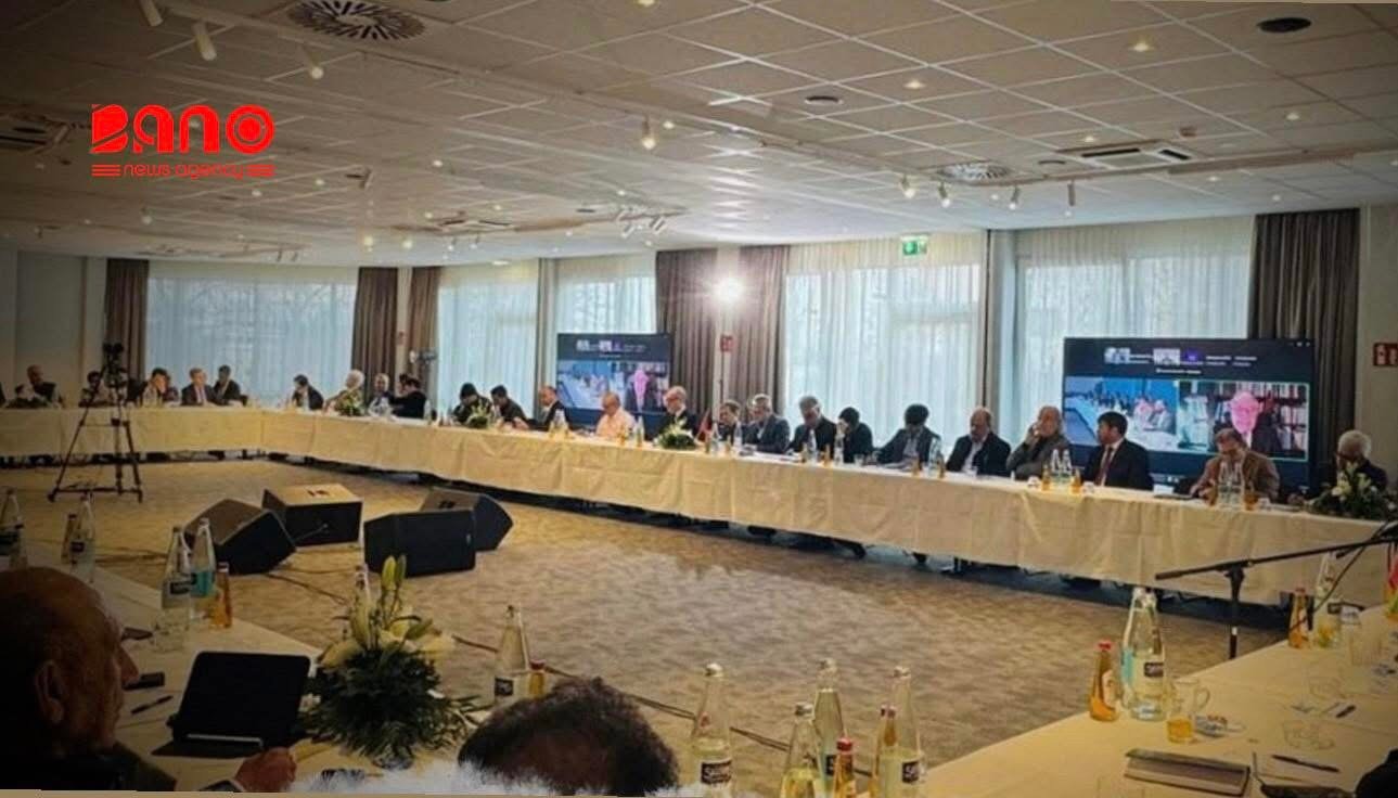 خبرگزاری بانو: «جریان اعتماد و ثبات افغانستان» از برگزاری یک کنفرانس علمی در آلمان خبر داده است؛ نشستی که به بررسی نظام سیاسی، عدالت اجتماعی، توسعه پایدار و جایگاه افغانستان در سطح منطقه و جهان اختصاص دارد. این کنفرانس روز شنبه، ۲۷ جدی، در شهر فرانکفورت آلمان به ریاست مسعود ترشتوال آغاز شده و قرار است به مدت دو روز ادامه یابد. بر اساس اعلام این جریان، کنفرانس در قالب سه پنل تخصصی برگزار می‌شود و شماری از اندیشمندان، پژوهشگران و صاحب‌نظران افغانستان و بین‌المللی در آن حضور دارند. در بیانیه «جریان اعتماد و ثبات افغانستان» آمده است که هدف این نشست، «تحلیل عمیق، علمی و تخصصی مهم‌ترین چالش‌ها، فرصت‌ها و چشم‌اندازهای پیش‌روی افغانستان» در شرایط کنونی است. برگزاری این کنفرانس در حالی صورت می‌گیرد که پس از بازگشت طالبان به قدرت، بسیاری از نشست‌ها و گفت‌وگوهای مرتبط با آینده افغانستان به خارج از کشور منتقل شده است. پیش از این نیز در ماه عقرب سال جاری، نشست مشابهی با عنوان «نشست انقره» با حضور فعالان مدنی، استادان دانشگاه و چهره‌های سیاسی درباره وضعیت افغانستان برگزار شده بود.