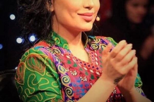 خبرگزاری بانو: نهاد «دفاع» به رهبری آریانا سعید، آوازخوان افغانستان، اعلام کرده است که تلاش‌های این نهاد برای رساندن صدای زنان افغانستان به دونالد ترامپ، رییس‌جمهور امریکا، تاکنون به نتیجه ملموسی نرسیده است. این نهاد روز یک‌شنبه، ۲۸ جدی، در بیانیه‌ای گفته است که در ماه سپتامبر ۲۰۲۵ نامه‌ای رسمی به کاخ سفید ارسال کرده و در آن درباره وضعیت بحرانی زنان افغانستان و ضرورت حمایت فوری از آنان توضیح داده بود. به گفته این نهاد، پاسخ دریافتی اخیر کاخ سفید تنها به اولویت‌های کلی سیاست خارجی امریکا پرداخته و هیچ اشاره‌ای به وضعیت زنان افغانستان نداشته است. نهاد «دفاع» تأکید کرده که آنچه در افغانستان جریان دارد، فراتر از یک بحران داخلی است و می‌تواند پیامدهای جهانی داشته باشد. این نهاد افزوده است که برای جلب توجه جامعه جهانی، تلاش‌های خود را از طریق ارتباط با کنگره امریکا، نهادهای حقوق بشری و رسانه‌ها ادامه خواهد داد. نهاد «دفاع» در سال ۲۰۲۳ توسط آریانا سعید با هدف حمایت از حقوق و آزادی‌های زنان افغانستان تأسیس شد.