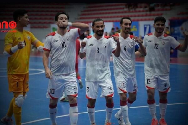 خبرگزاری بانو: تیم ملی فوتسال افغانستان در یک دیدار دوستانه موفق شد با نتیجه ۵ بر ۳ تیم فوتسال ویتنام را شکست دهد. این دیدار که در چارچوب بازی‌های دوستانه برگزار شد، با برتری قابل توجه افغانستان در نیمه نخست همراه بود؛ به‌گونه‌ای که ملی‌پوشان کشور نیمه اول را با نتیجه ۴ بر ۱ به سود خود پایان دادند. در نیمه دوم نیز دو تیم بازی نزدیک‌تری را به نمایش گذاشتند، اما در نهایت این افغانستان بود که با حفظ برتری، پیروزی ۵ بر ۳ را به نام خود ثبت کرد. این دیدار بخشی از برنامه‌های آمادگی تیم ملی فوتسال افغانستان برای رقابت‌های پیش‌رو عنوان شده است.