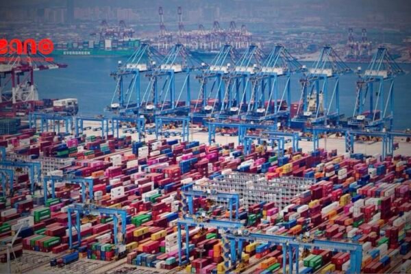 خبرگزاری بانو: دولت چین اعلام کرد که اقتصاد این کشور در سال ۲۰۲۵، با وجود اعمال تعرفه‌ها از سوی دونالد ترامپ، رئیس‌جمهور ایالات متحده، پنج درصد رشد داشته است. مقام‌های چینی روز دوشنبه، ۱۹ جنوری، گفتند که عامل اصلی این رشد، تداوم صادرات قوی بوده است. این در حالی است که اقتصاد دومین کشور بزرگ جهان در فصل پیش از آن، ۴٫۸ درصد رشد را ثبت کرده بود. براساس گزارش‌ها، صادرات پرقدرت توانسته ضعف موجود در مصرف داخلی و کاهش سرمایه‌گذاری کسب‌وکارها را تا حدی جبران کند و به ثبت مازاد تجاری بی‌سابقه ۱.۲ تریلیون دالر بینجامد. هرچند صادرات چین به ایالات متحده پس از بازگشت دونالد ترامپ به قدرت و اعمال تعرفه‌های جدید کاهش یافته، اما این کاهش از طریق افزایش صادرات به دیگر بازارهای جهانی جبران شده است. در همین حال، رهبران چین بارها بر تقویت تقاضای داخلی به‌عنوان محور اصلی سیاست‌های اقتصادی تأکید کرده‌اند؛ با این حال، گزارش‌ها نشان می‌دهد که تأثیر این سیاست‌ها تاکنون محدود بوده است.