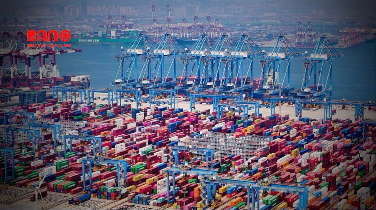 خبرگزاری بانو: دولت چین اعلام کرد که اقتصاد این کشور در سال ۲۰۲۵، با وجود اعمال تعرفه‌ها از سوی دونالد ترامپ، رئیس‌جمهور ایالات متحده، پنج درصد رشد داشته است. مقام‌های چینی روز دوشنبه، ۱۹ جنوری، گفتند که عامل اصلی این رشد، تداوم صادرات قوی بوده است. این در حالی است که اقتصاد دومین کشور بزرگ جهان در فصل پیش از آن، ۴٫۸ درصد رشد را ثبت کرده بود. براساس گزارش‌ها، صادرات پرقدرت توانسته ضعف موجود در مصرف داخلی و کاهش سرمایه‌گذاری کسب‌وکارها را تا حدی جبران کند و به ثبت مازاد تجاری بی‌سابقه ۱.۲ تریلیون دالر بینجامد. هرچند صادرات چین به ایالات متحده پس از بازگشت دونالد ترامپ به قدرت و اعمال تعرفه‌های جدید کاهش یافته، اما این کاهش از طریق افزایش صادرات به دیگر بازارهای جهانی جبران شده است. در همین حال، رهبران چین بارها بر تقویت تقاضای داخلی به‌عنوان محور اصلی سیاست‌های اقتصادی تأکید کرده‌اند؛ با این حال، گزارش‌ها نشان می‌دهد که تأثیر این سیاست‌ها تاکنون محدود بوده است.